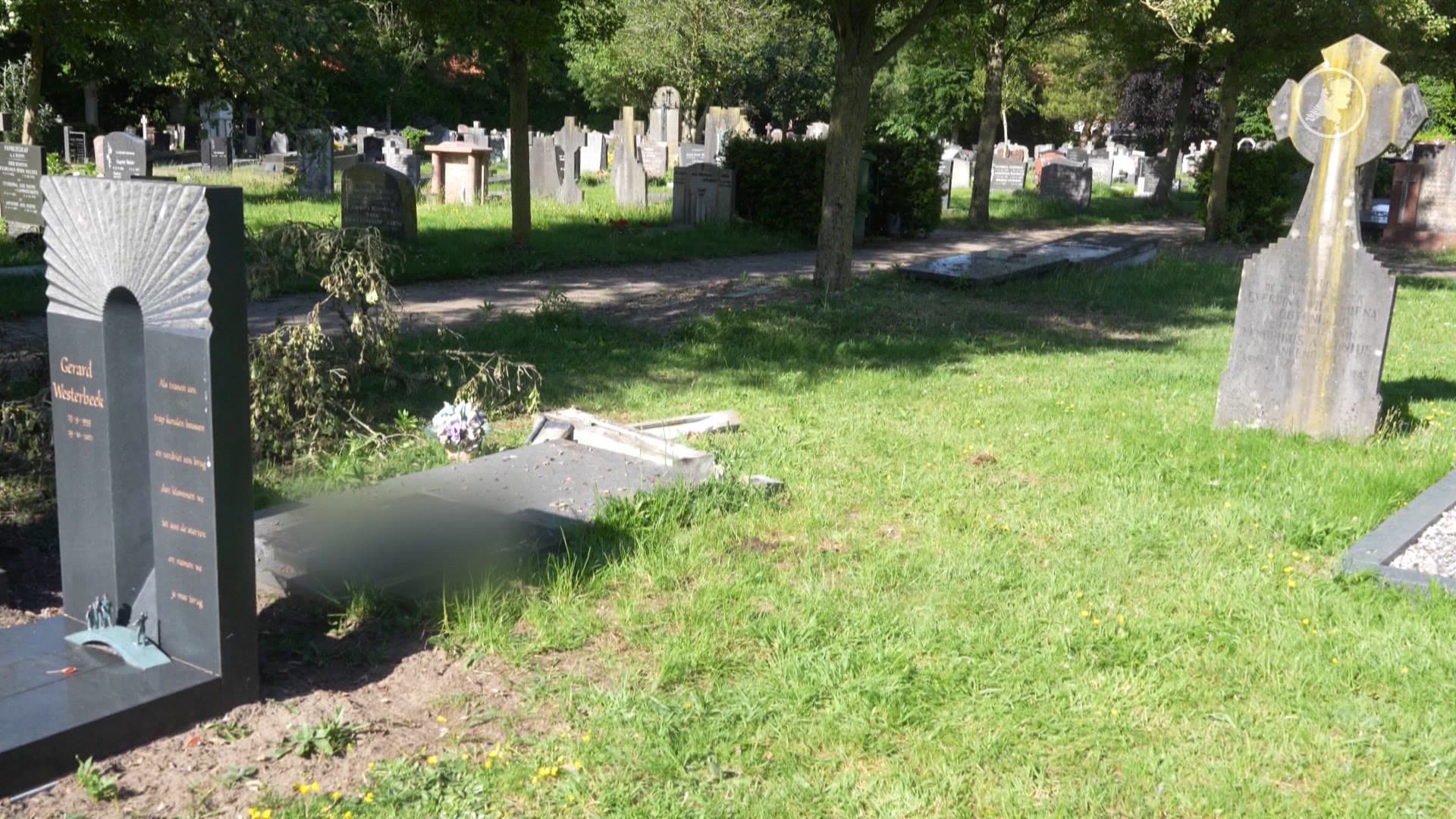 Graven vernield op kerkhof Zwolle, mogelijk door voertuig