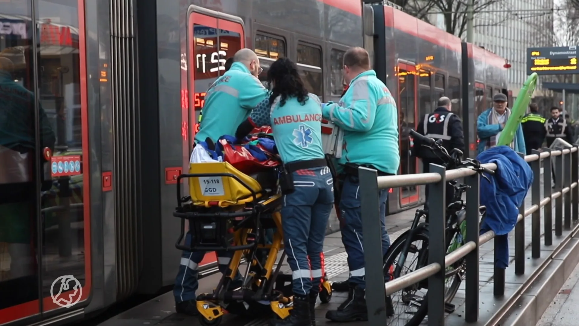 Fietser buiten bewustzijn na aanrijding met tram in Den Haag