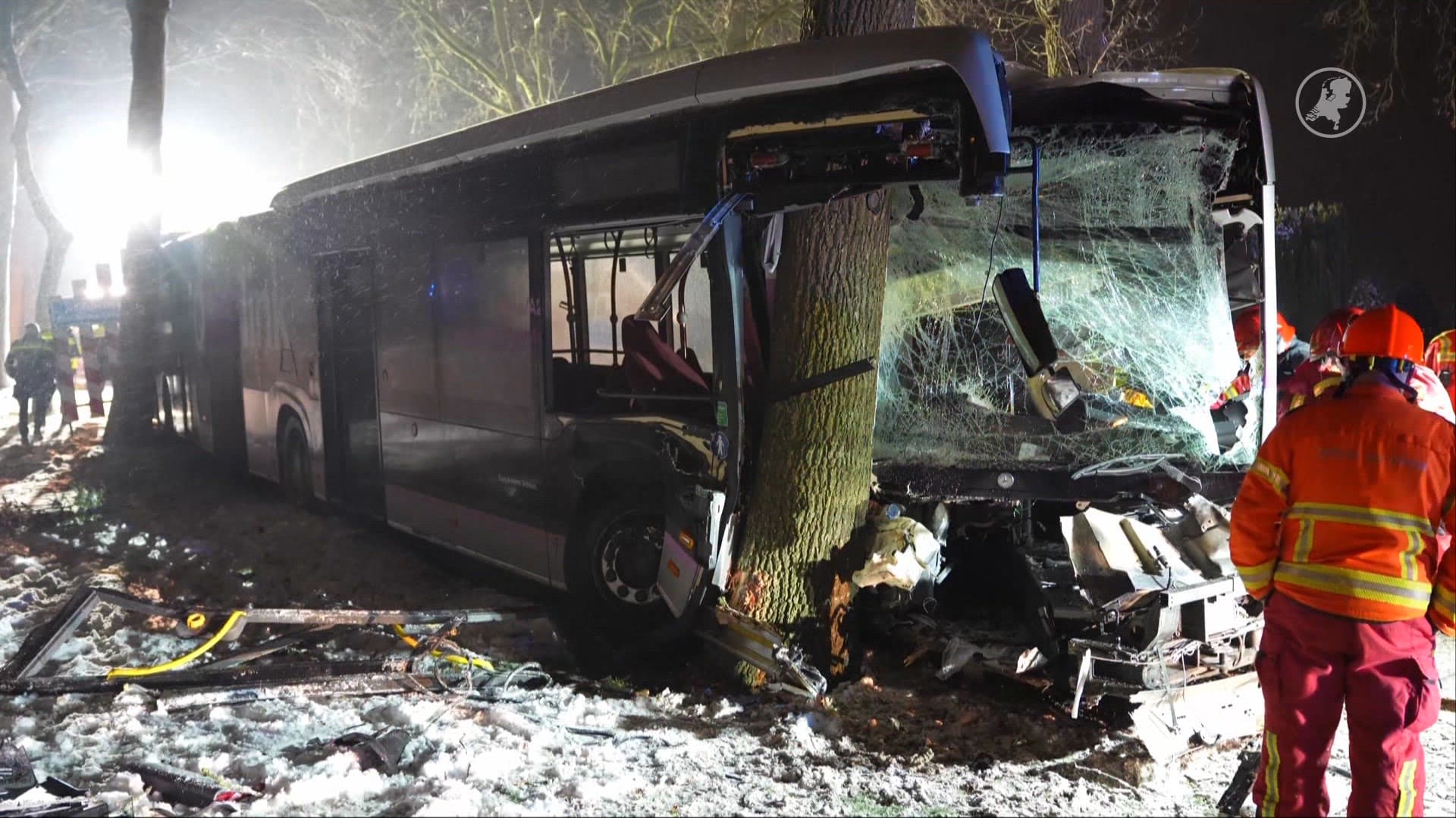 Heftig busongeluk door gladheid in Scharmer: chauffeur met spoed naar ziekenhuis
