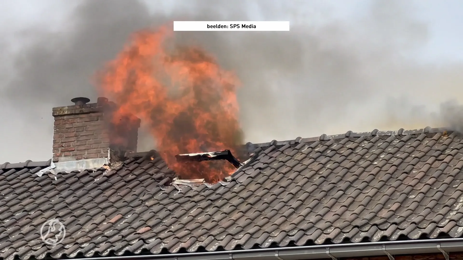 Brandweerman gewond bij uitslaande woningbrand in Apeldoorn