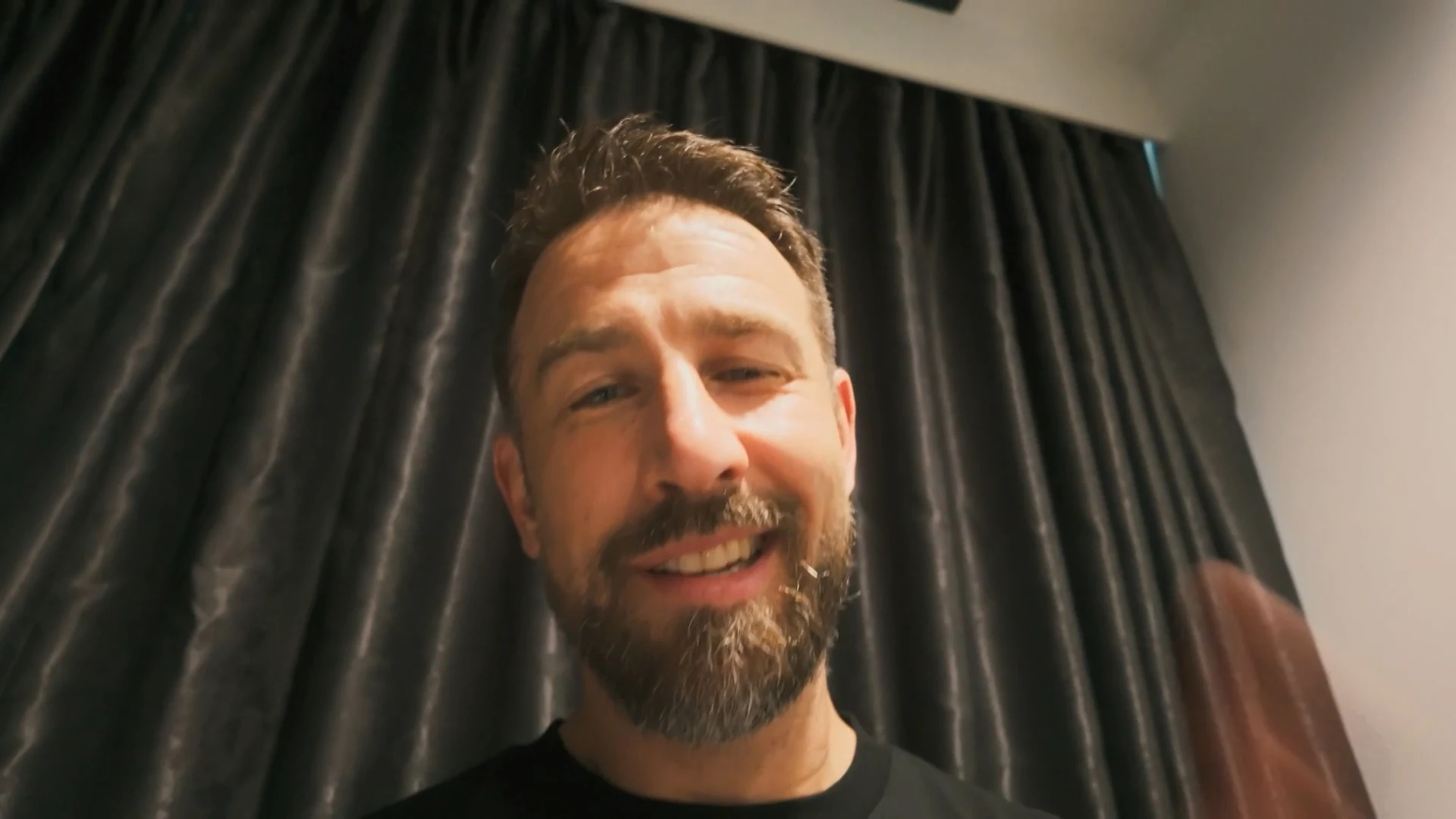 Reisleider Mark probeert zijn team in het gareel te houden!