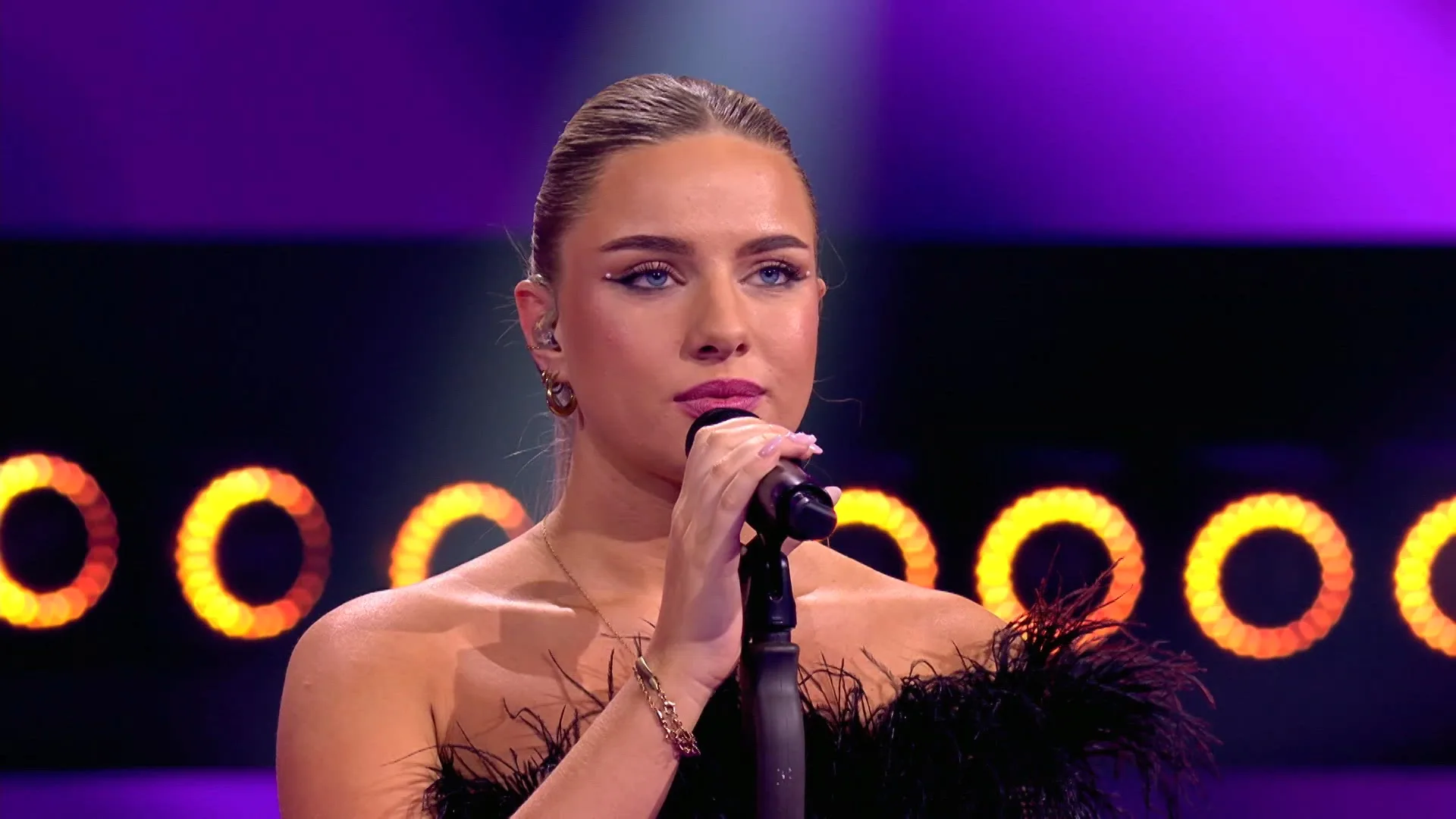 Duel Floor vs Pascale in The Winner Takes It All