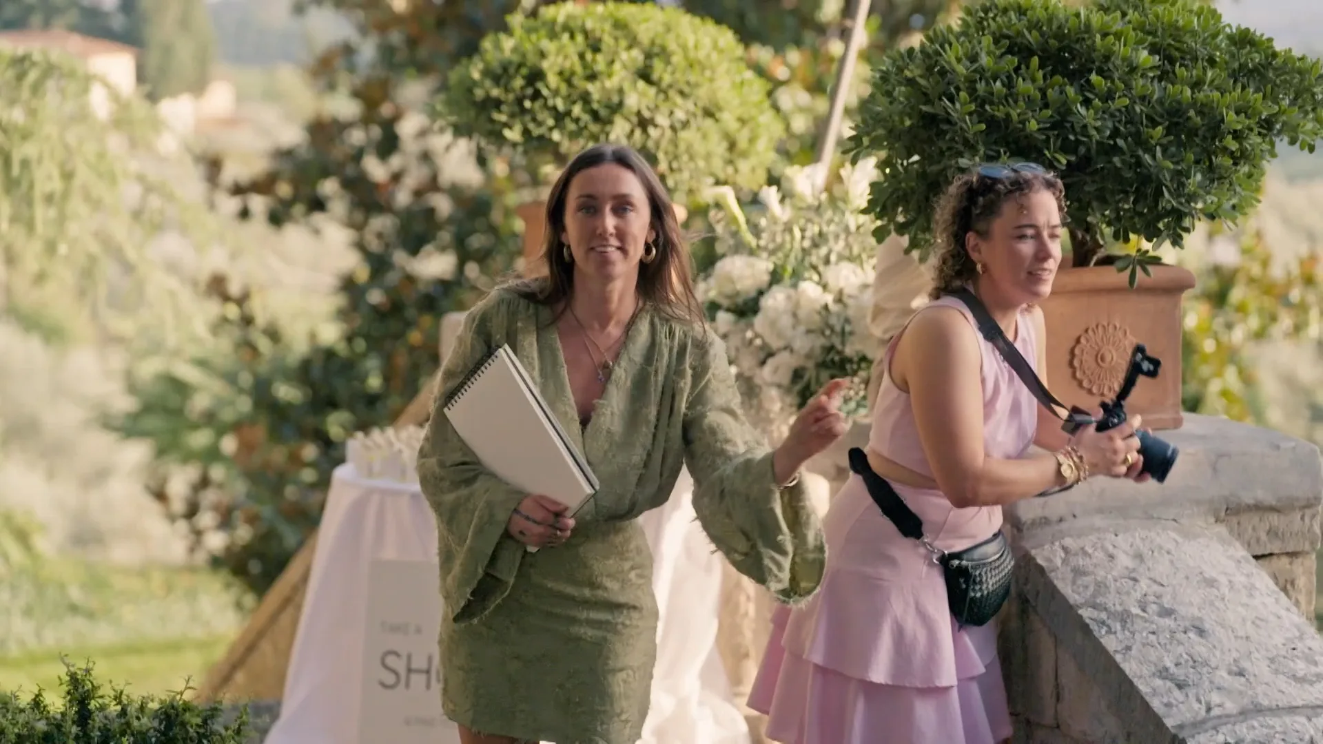 Nina en Susanna zoeken nog naar de laatste gasten