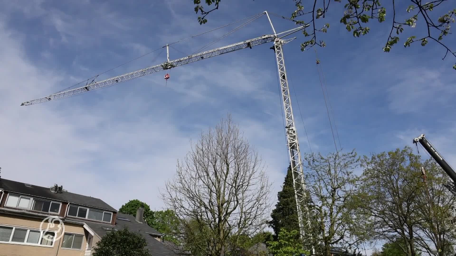 Meerdere huizen in Leusden ontruimd: kraan dreigt op woningen te vallen