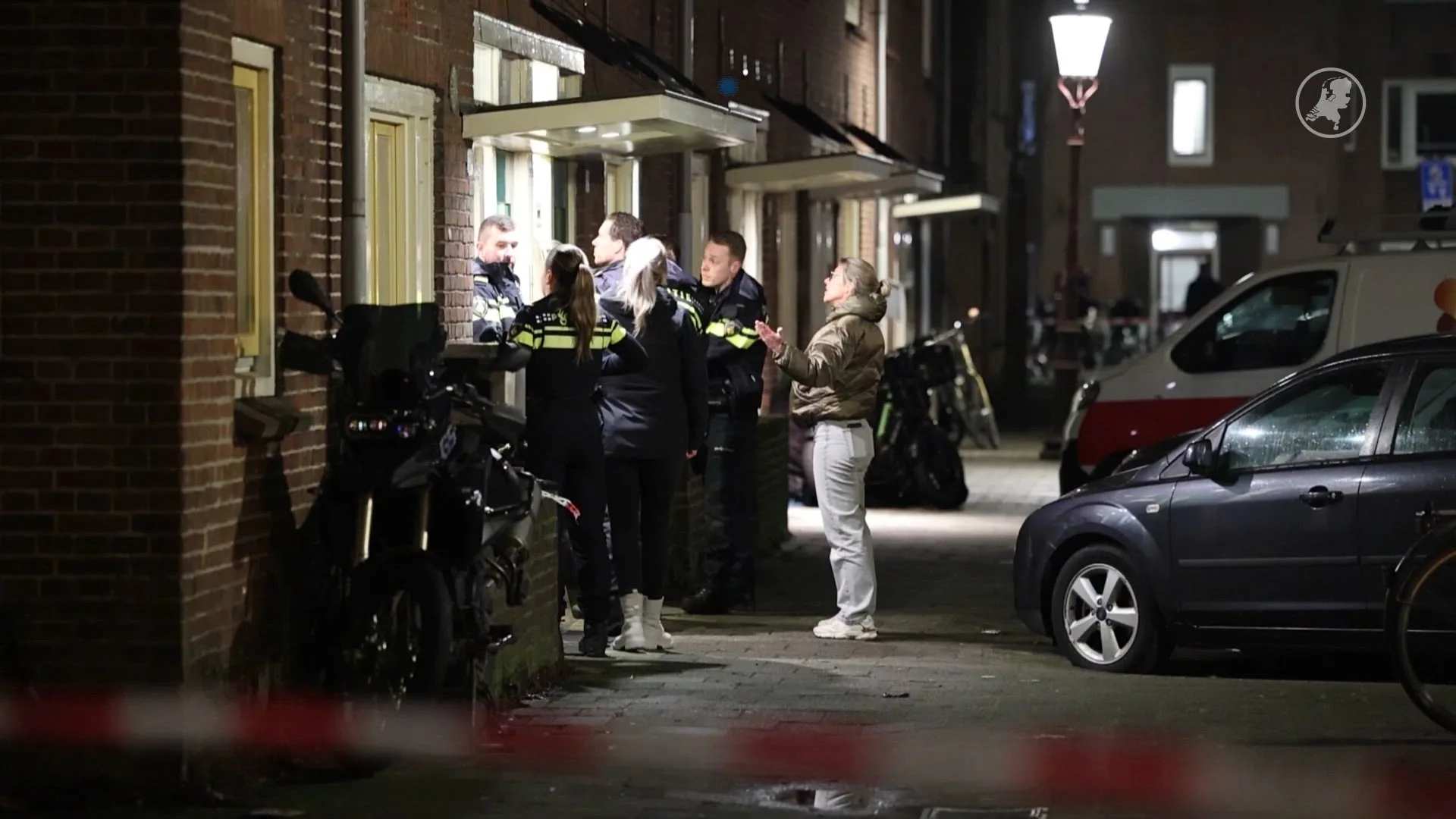 Man bedreigt agenten met mes en gooit spullen naar beneden