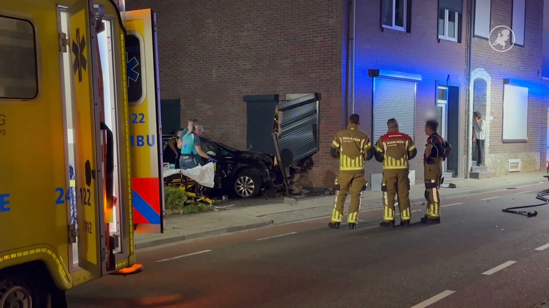 Auto rijdt woning binnen in Kerkrade, twee gewonden