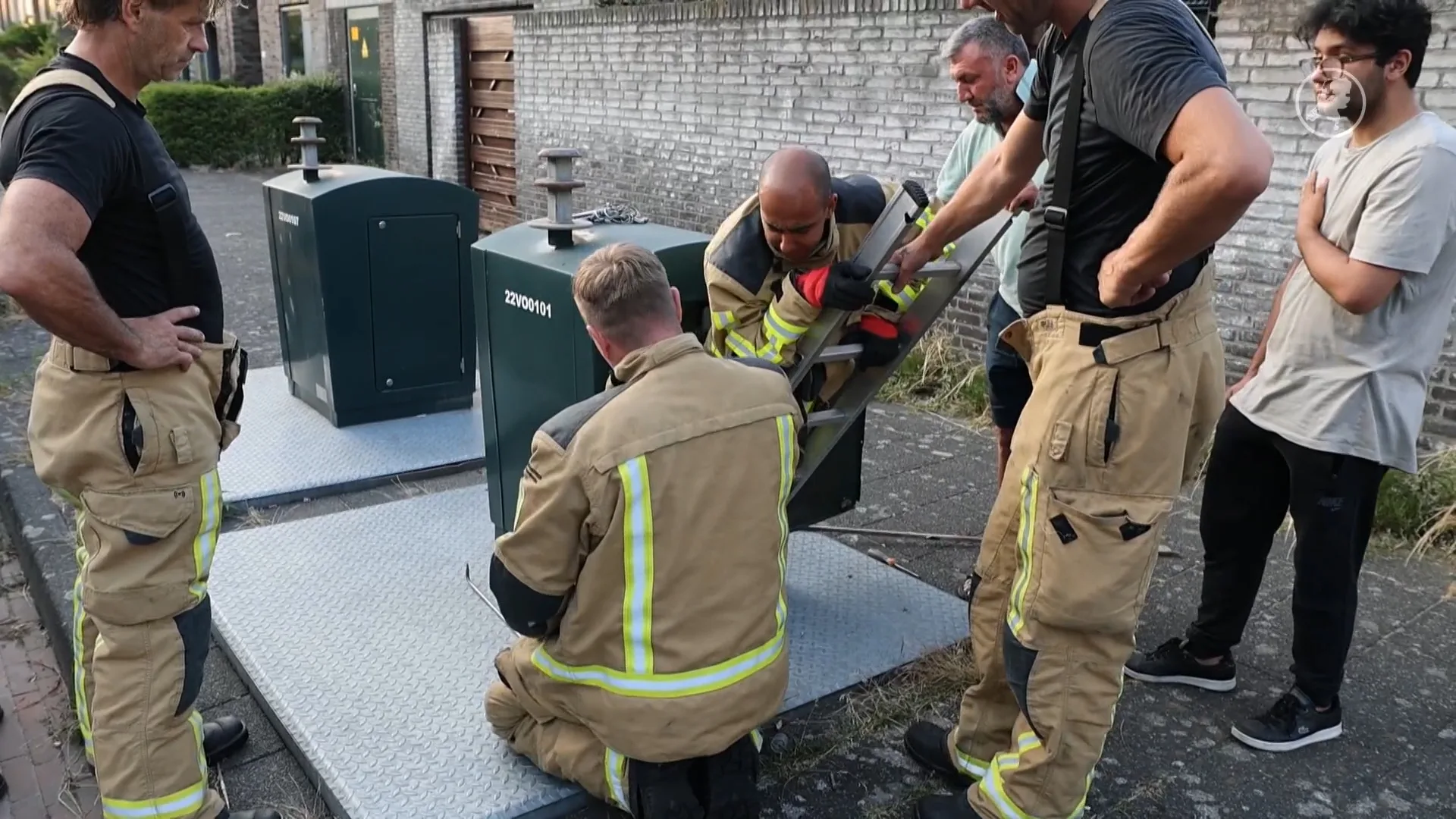 Brandweer redt kostbaar kunstgebit uit afvalcontainer