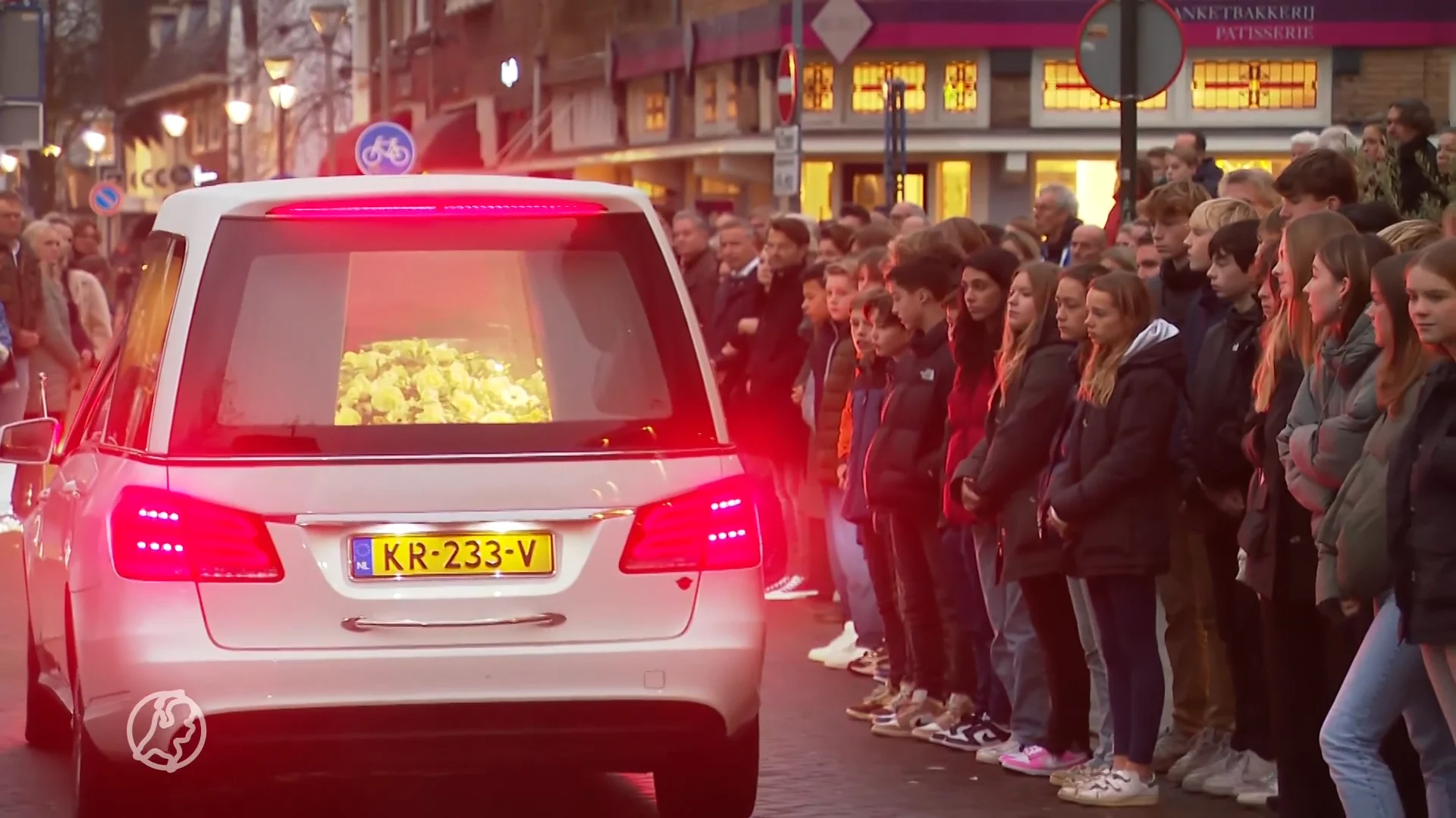 Hilversum neemt afscheid van door spookrijder omgekomen zusjes Livia en Cecile