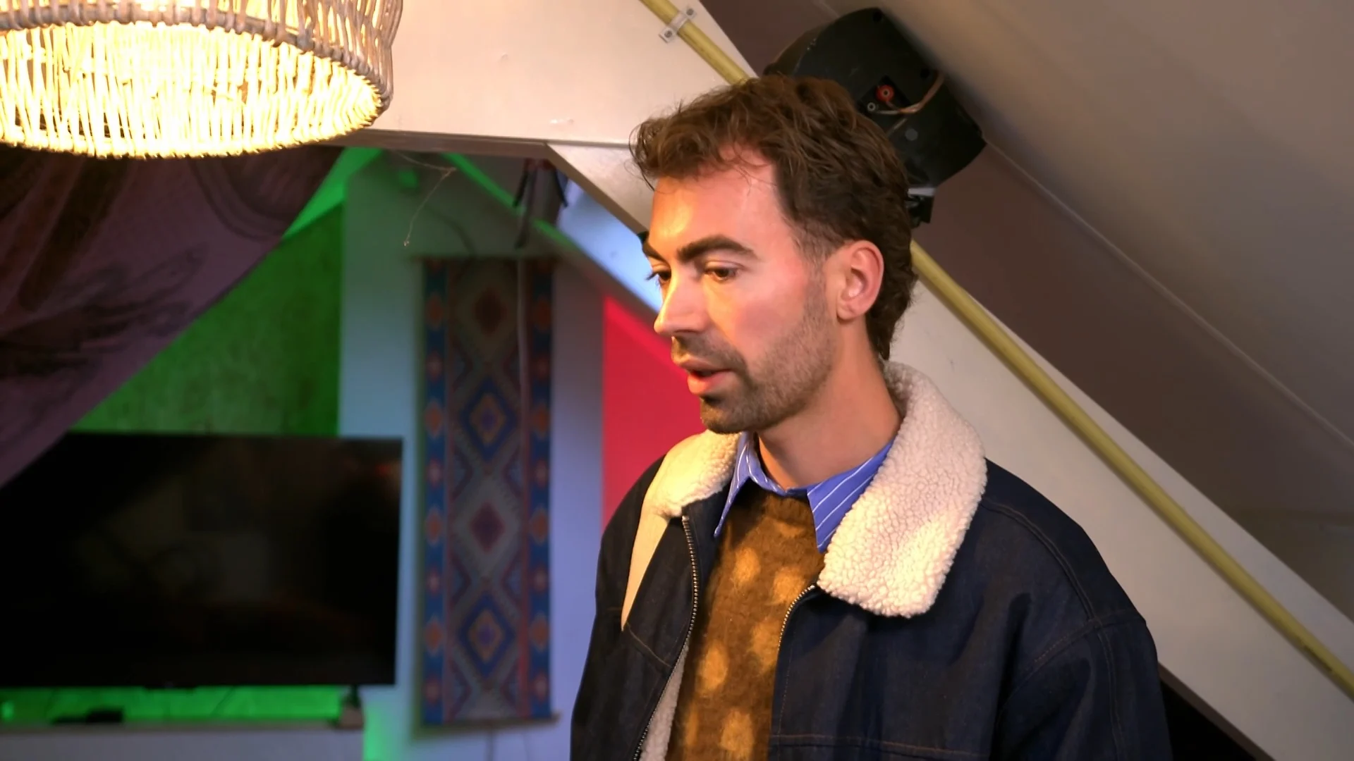 Slaapkamer lijkt op LSD-trip volgens Daan Alferink: "Een spacehut!"