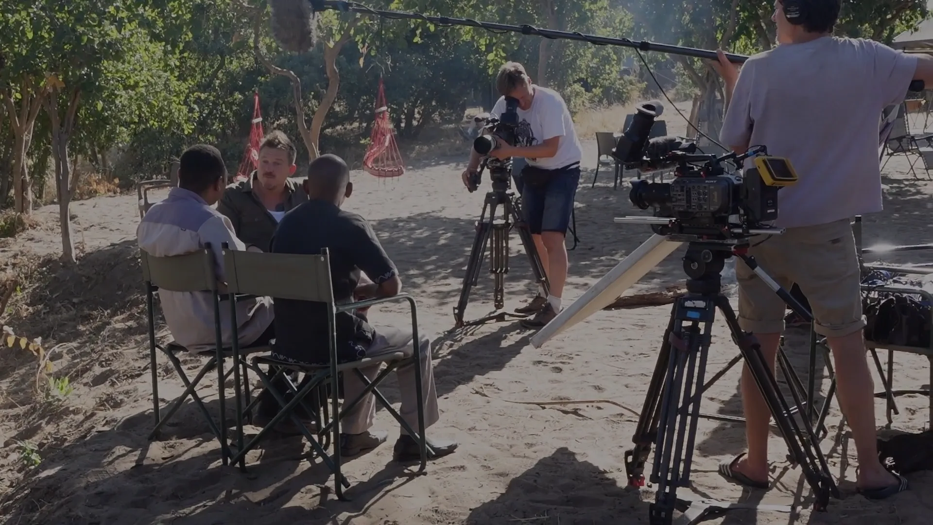 Johnny gaat om de tafel met de chief