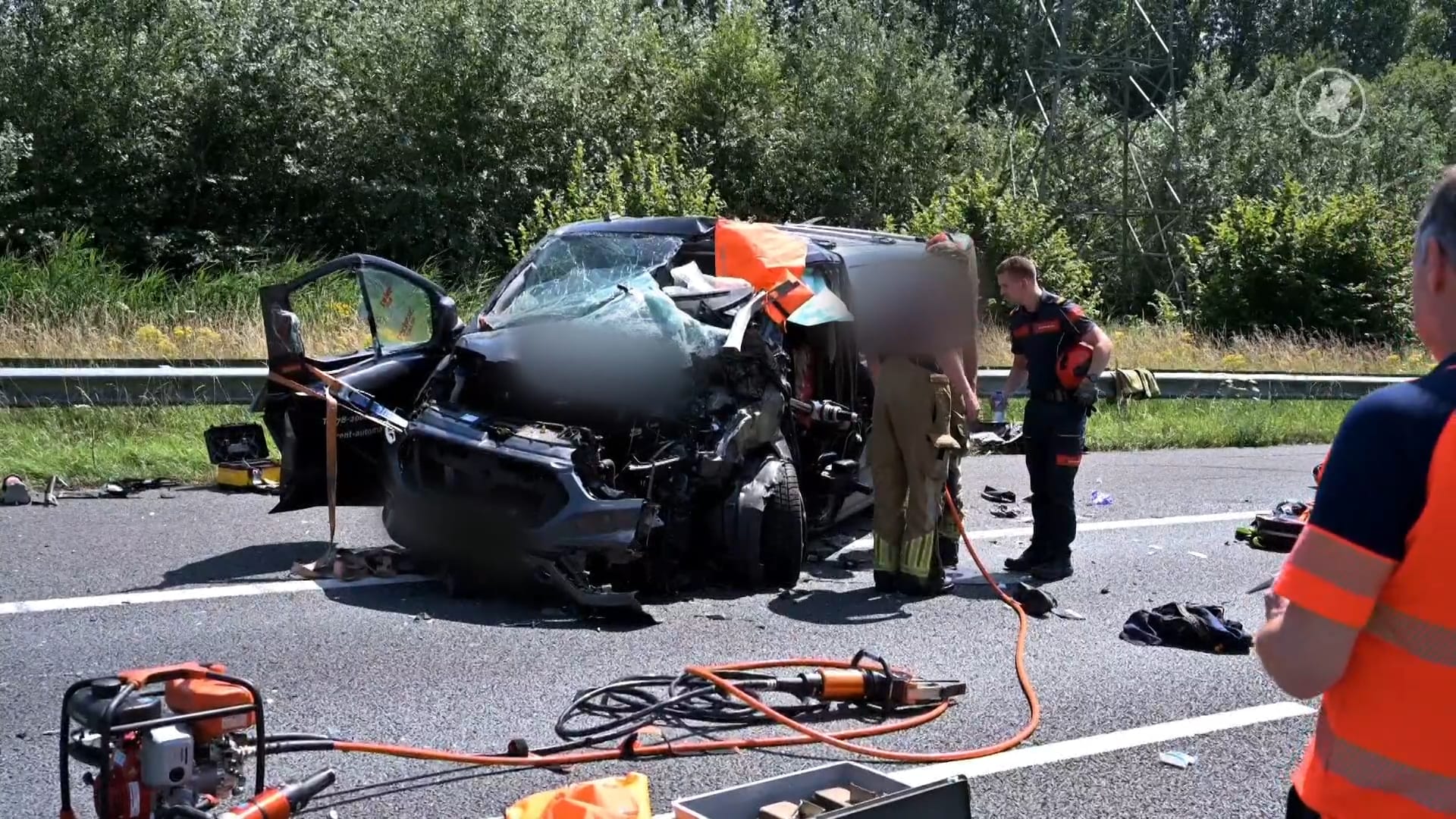 Bestuurder gewond na botsing met vrachtwagen op A17 bij Zevenbergen
