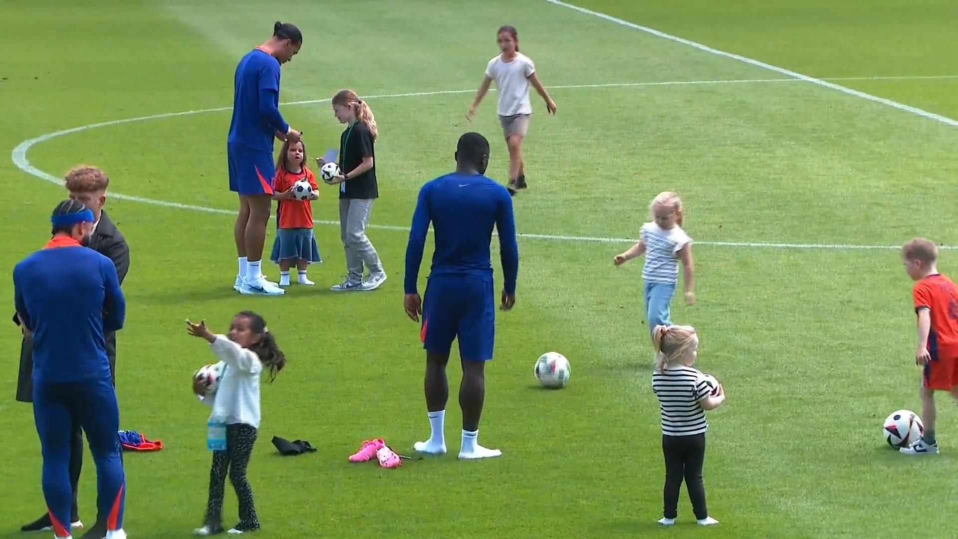 Kinderen van Oranjespelers komen veld op tijdens familiedag