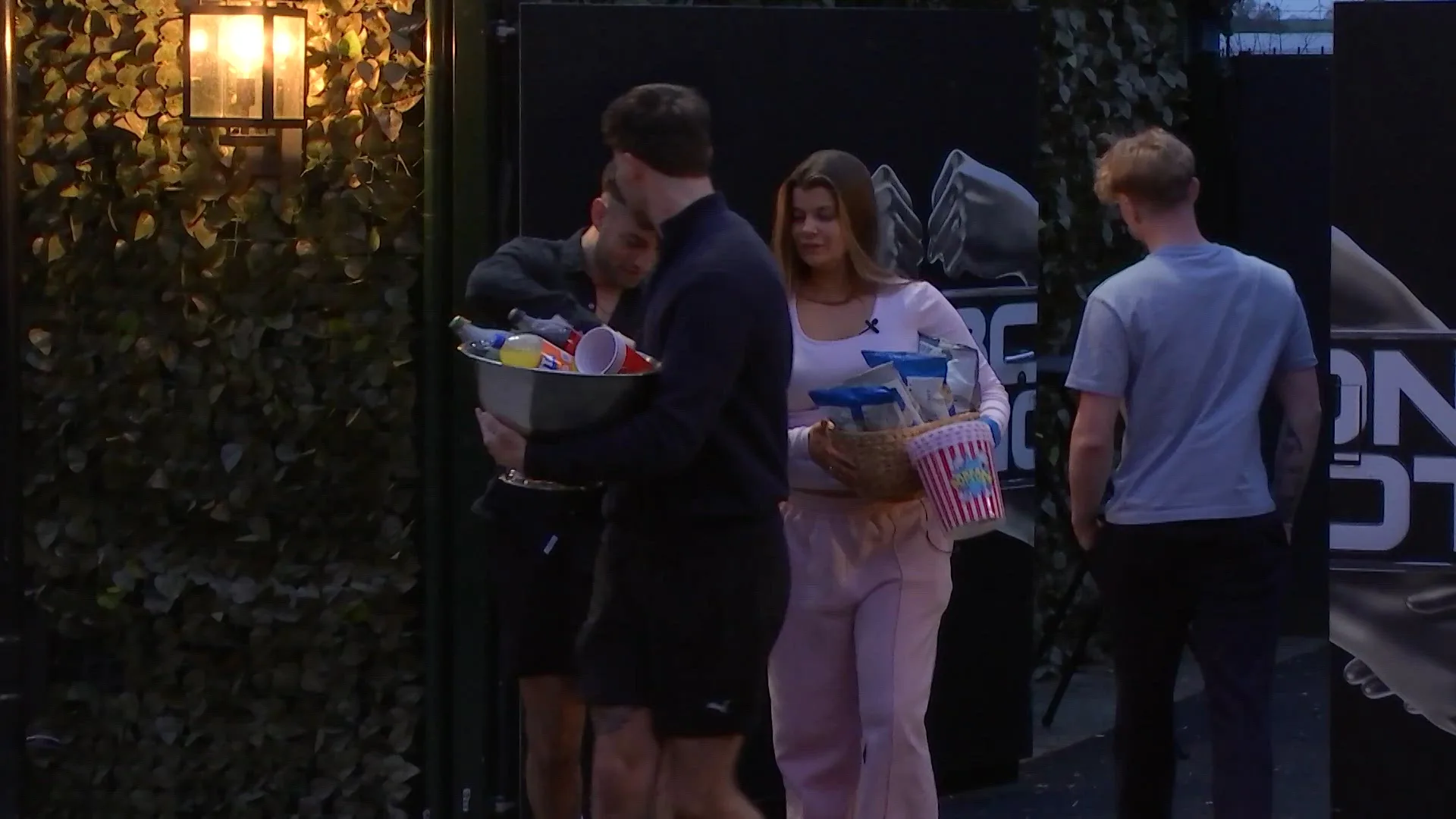 Cynthia kan niet lachen om Noah zijn gedrag