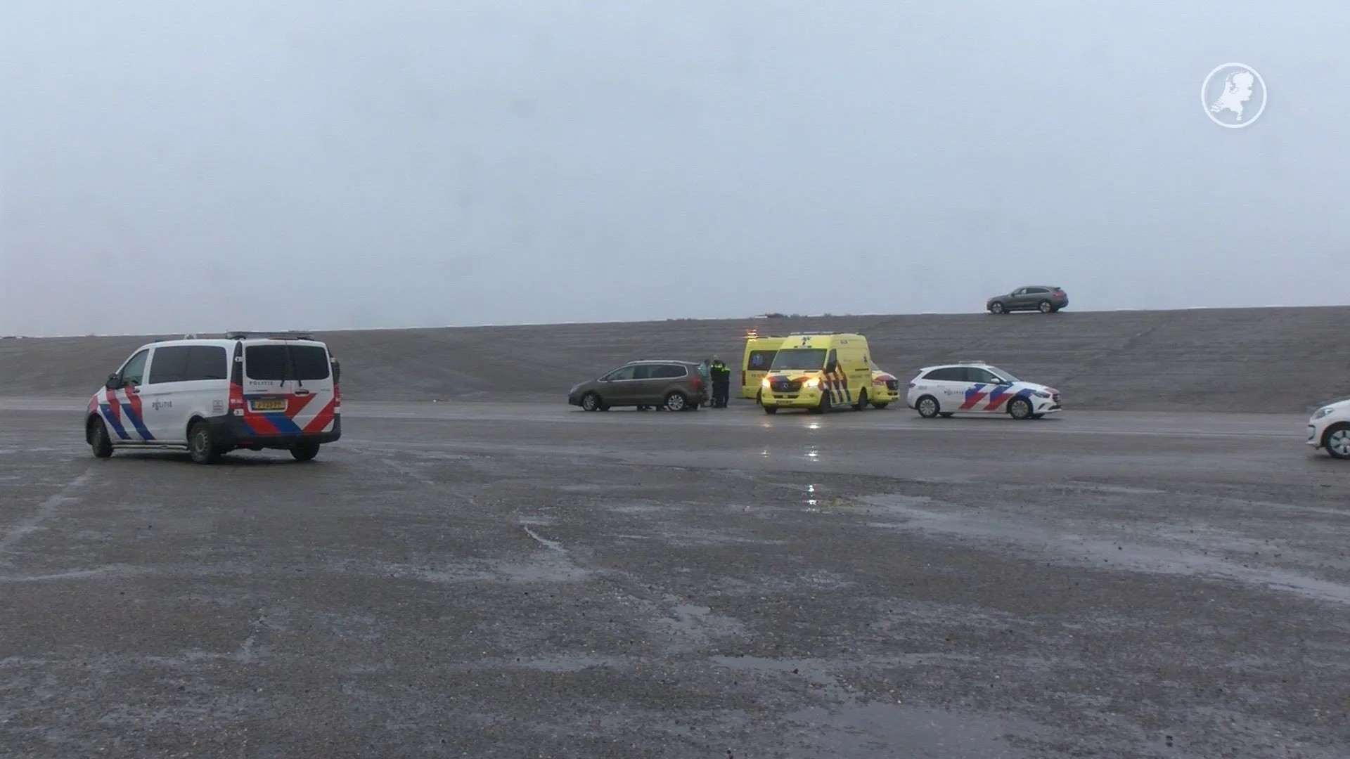 Vrouw zwaargewond na val uit rijdende auto op Brouwersdam