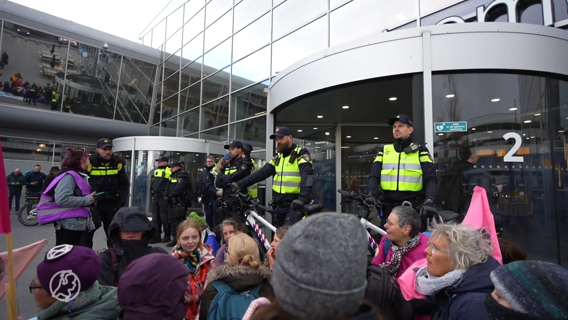 31 aanhoudingen bij klimaatprotest Eindhoven Airport