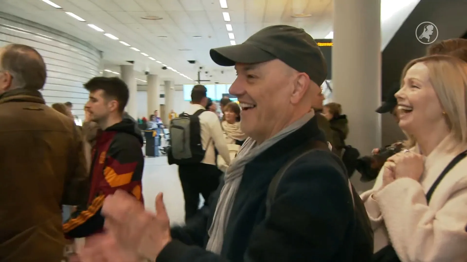 Emotioneel weerzien op Schiphol na landing repatriëringsvlucht uit Oman