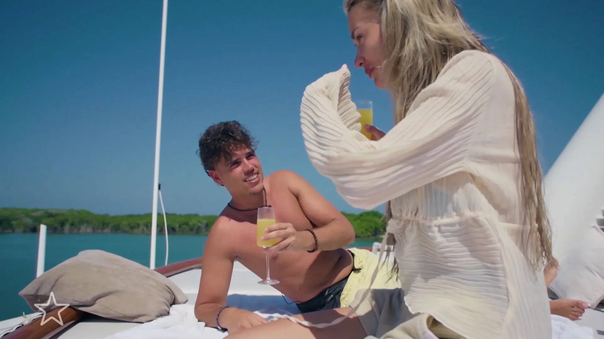 Wat bloeit er op tussen Luca en Megan in Anti Survival Show?