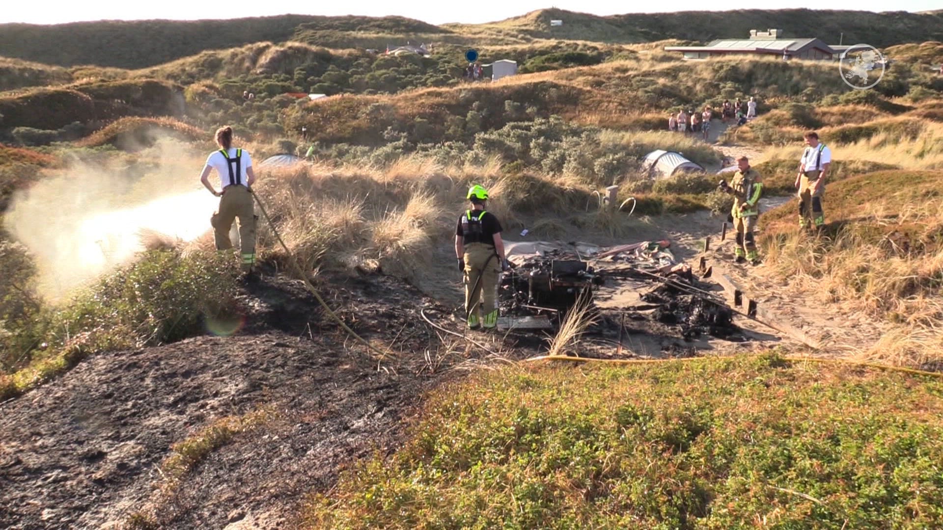 Campinggasten geven emmers door om tentbrand te blussen, enorme duinbrand voorkomen