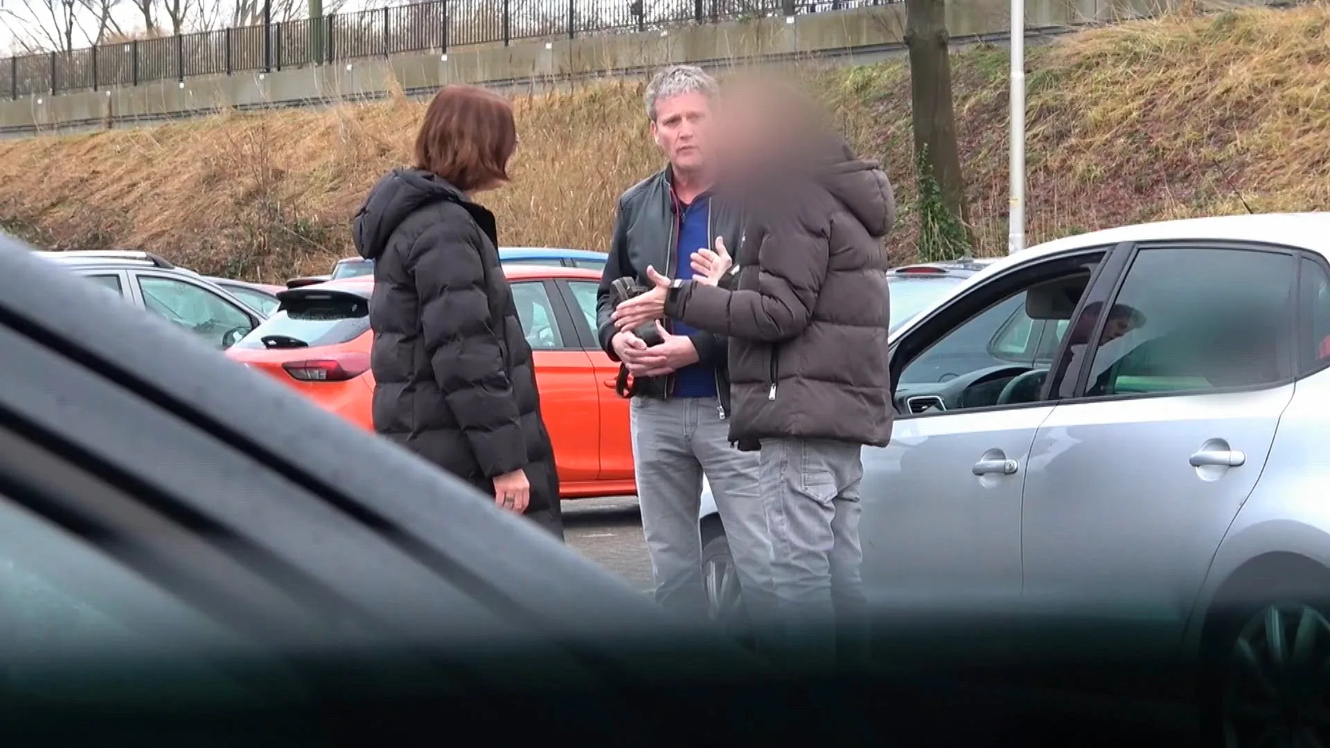 Dealer wordt geconfronteerd: 'Waarom breng je mensen in levensgevaar?'