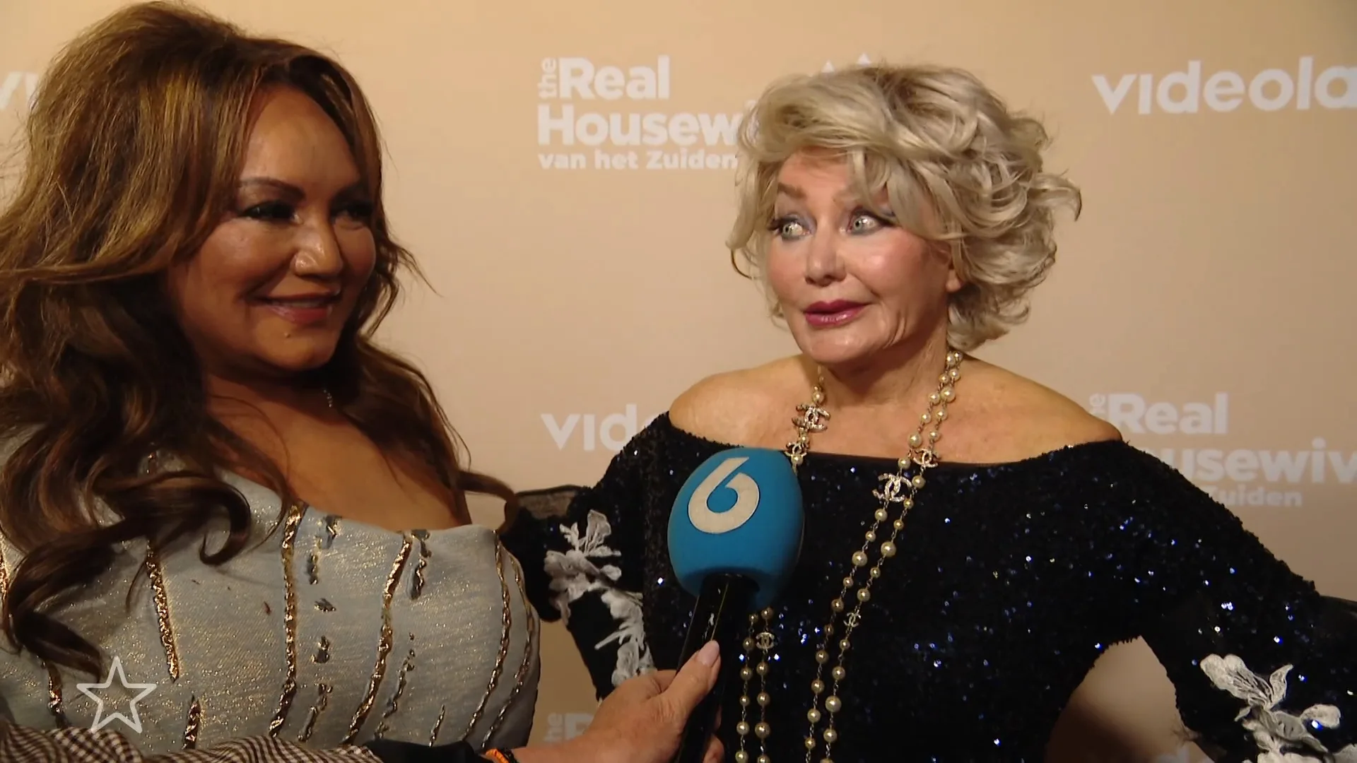 Housewives-Marjan en Brigitte vegen de vloer met elkaar aan