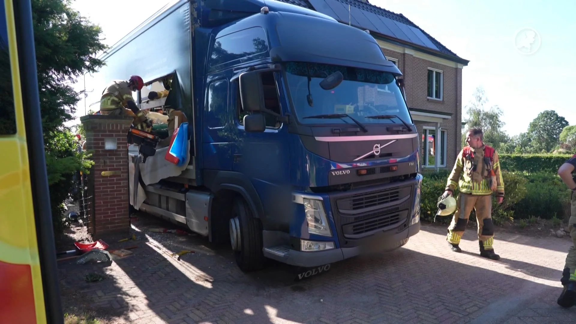 Twee personen gewond na beknelling met glasplaten in Basse