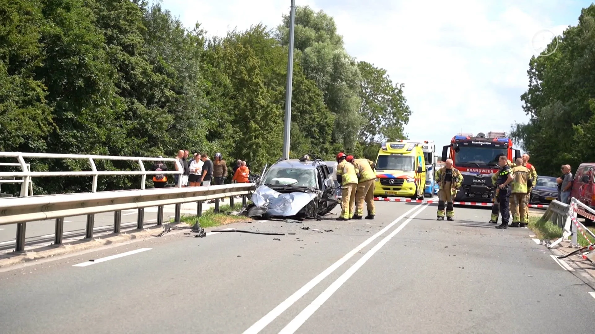 Ravage op brug in Kampen, bestuurder naar ziekenhuis