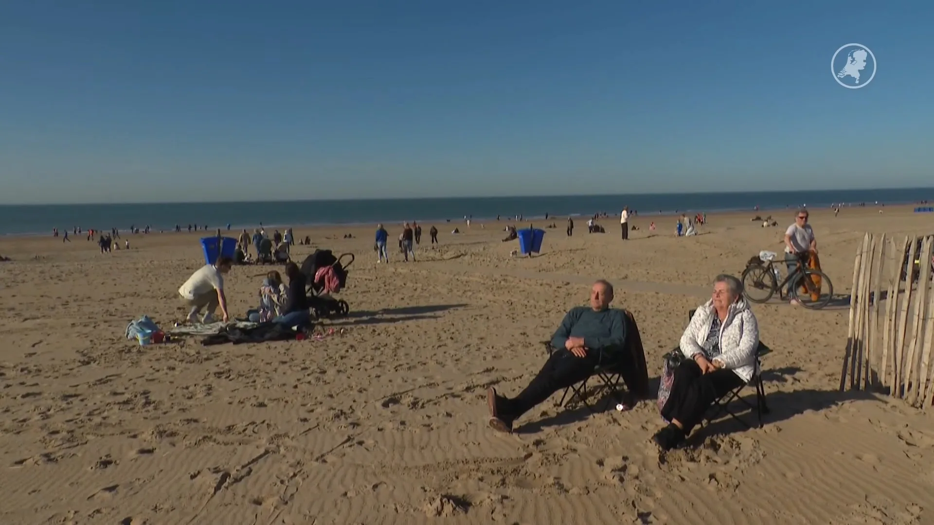 Eerste zachte dag van het jaar: mensen genieten in de zon op het strand