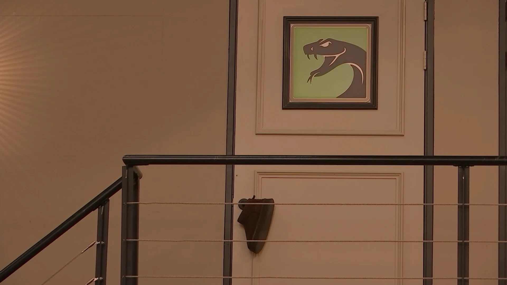 Frank wil zijn bed in, maar Roxy en Robert houden hem tegen