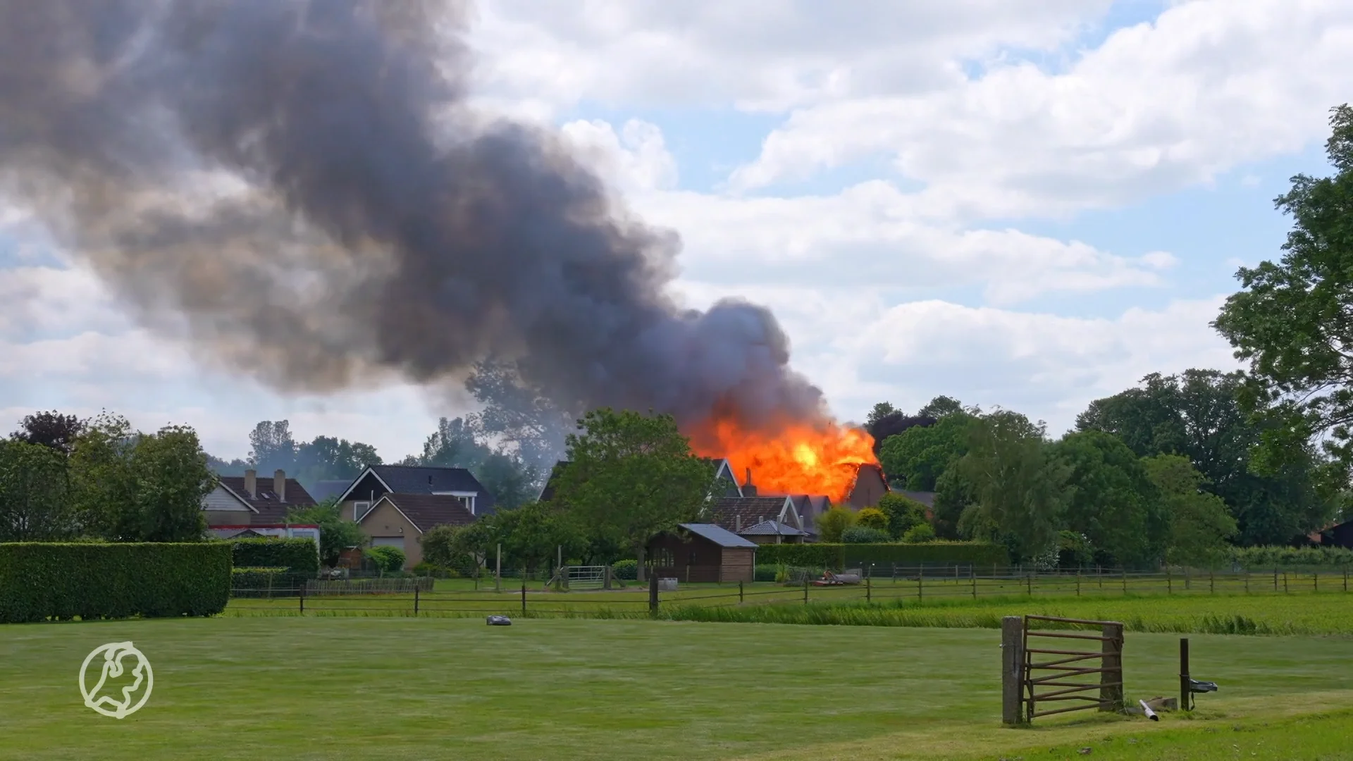 Grote brand in woonboerderij in Heesbeen