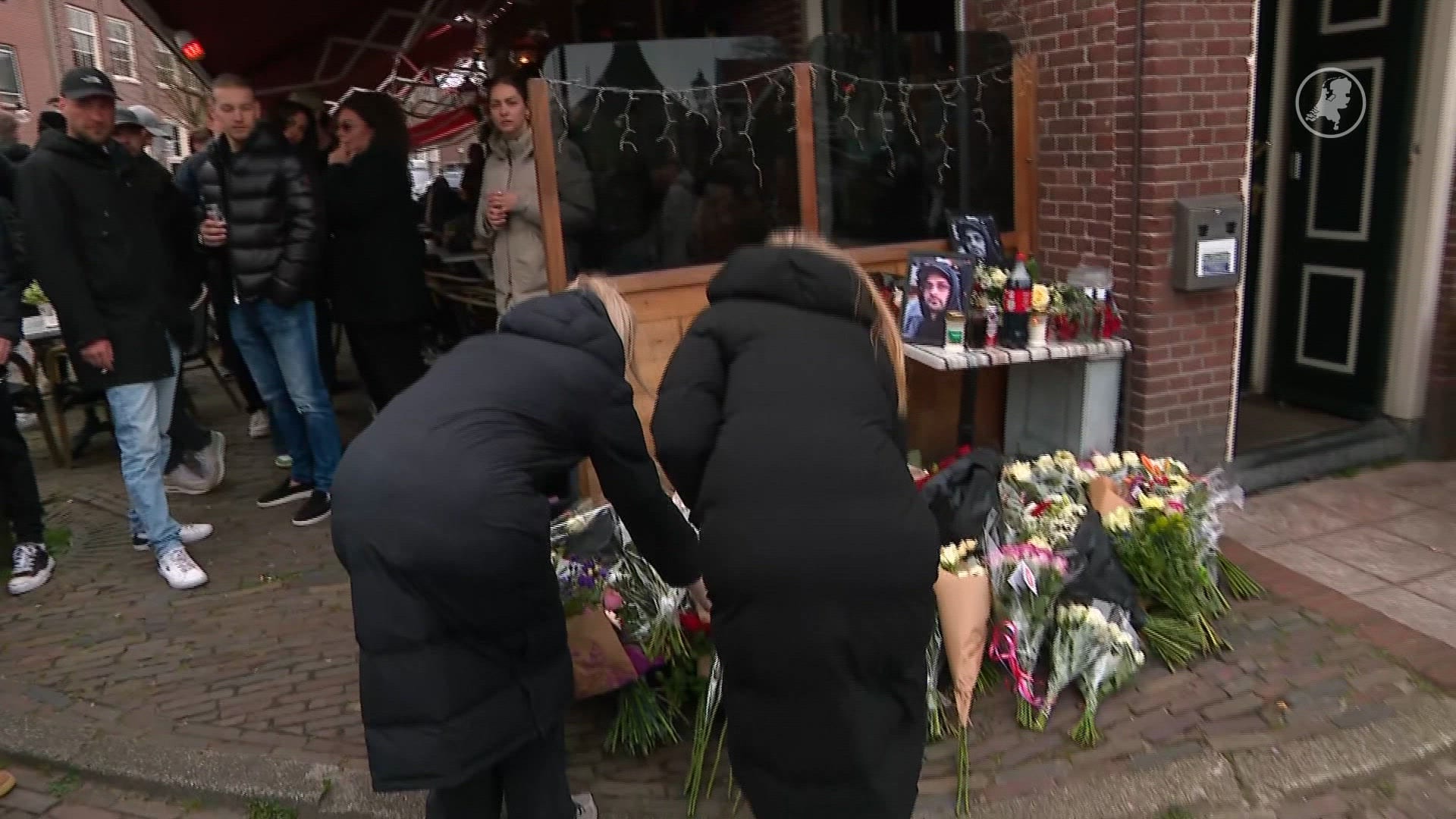 Vrienden verzamelen zich op plek in Hoorn waar man (29) werd doodgestoken