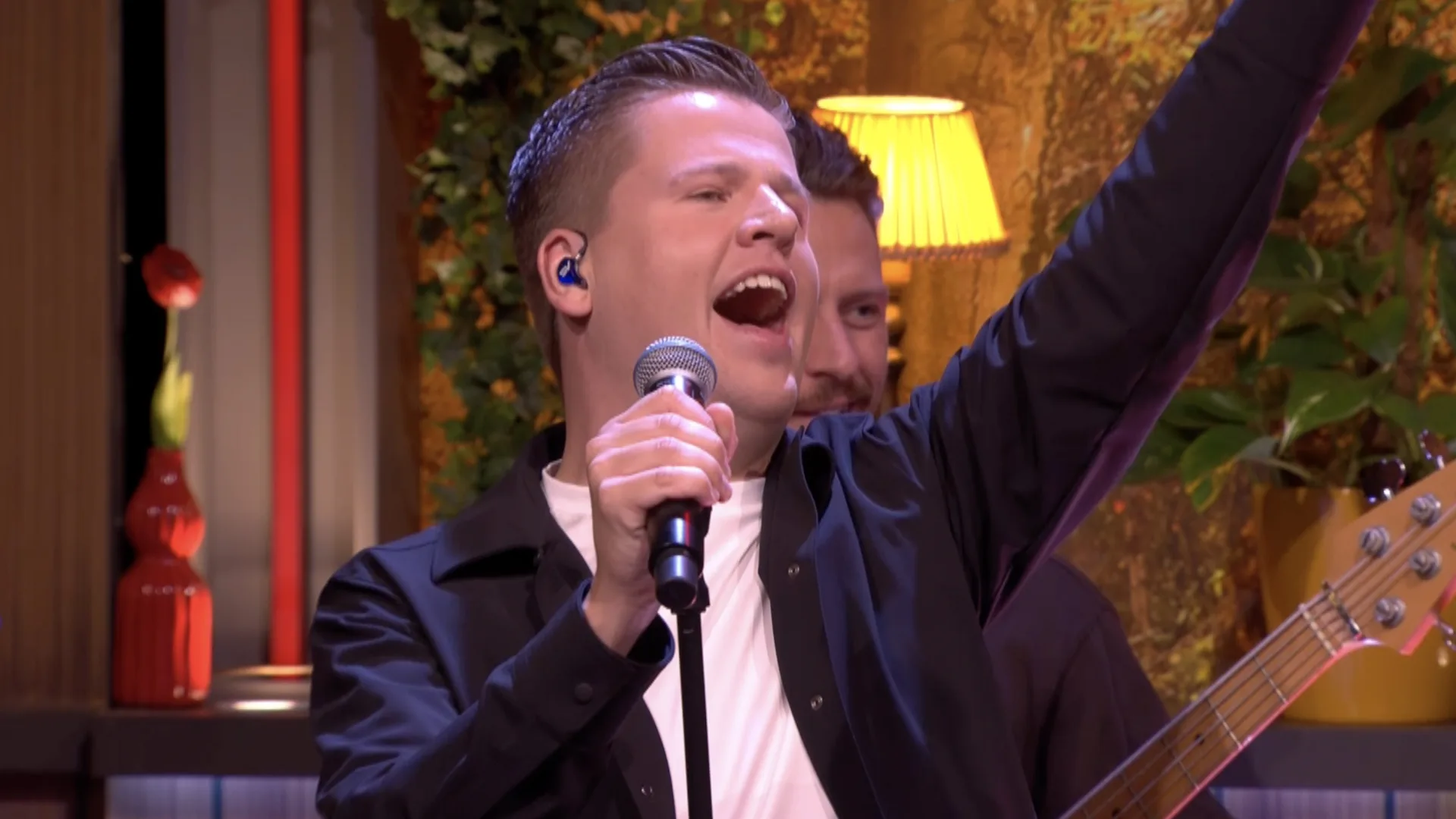 Sven Versteeg speelt megahit 'Blikkendag' in de commercial break van De Oranjezondag!