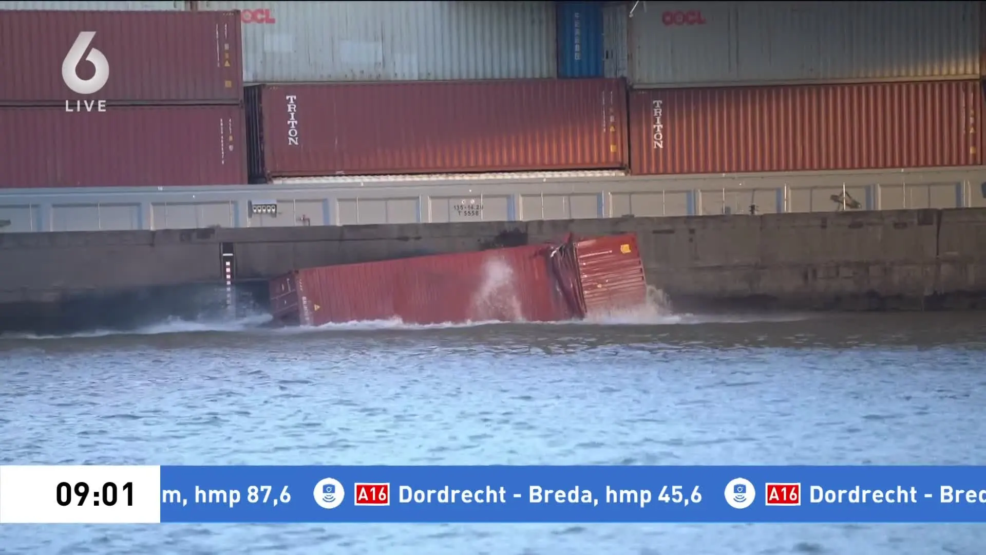 Schip vaart tegen brug Rotterdam, lege containers overboord