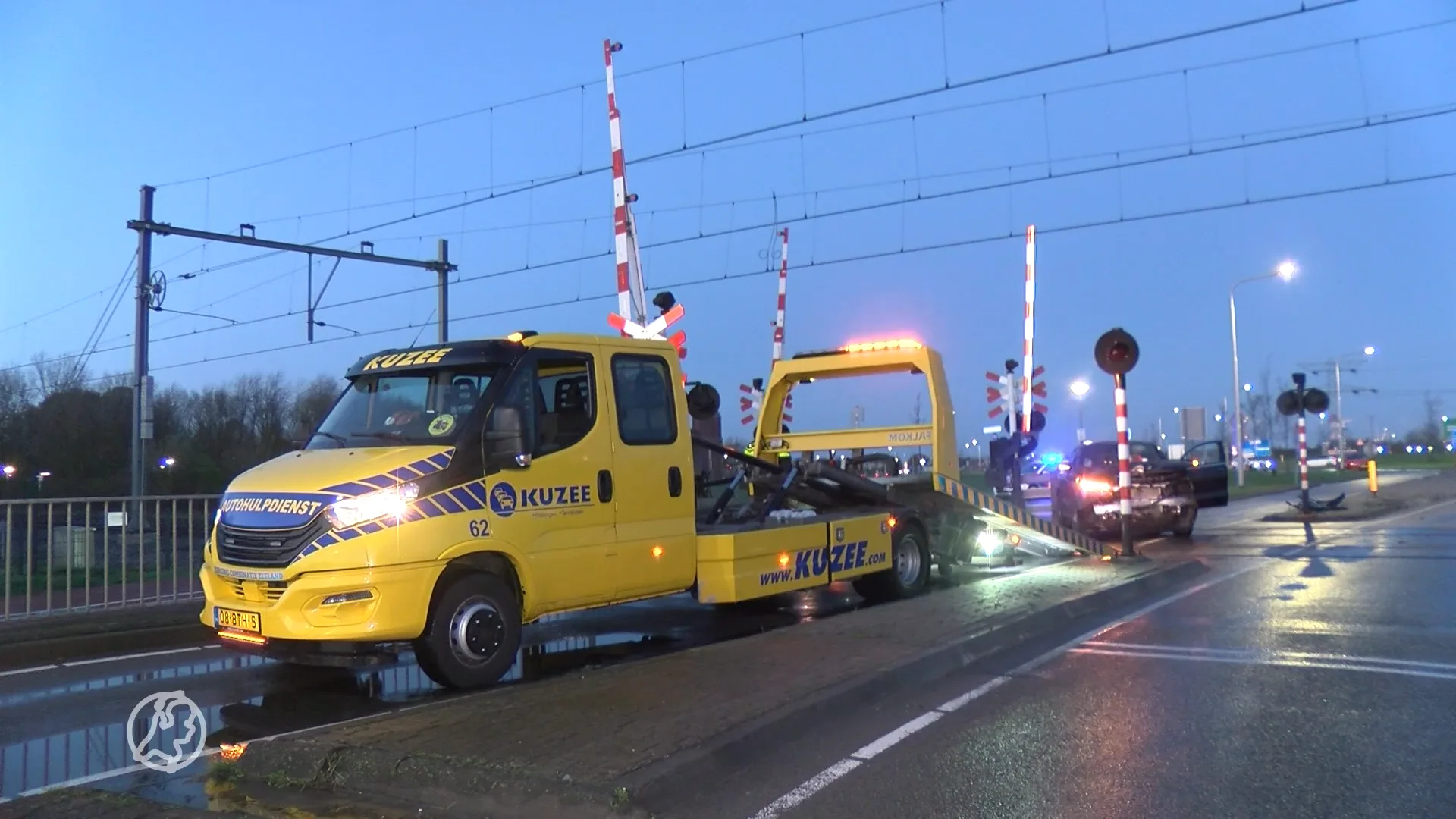 Trein ramt auto op spoorwegovergang Vlissingen
