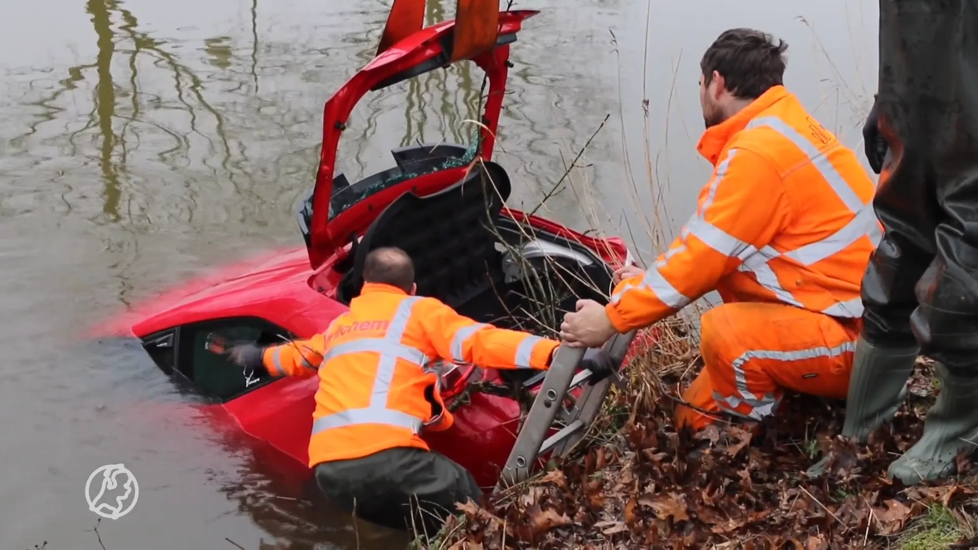 Omstander verricht heldendaad: redt bestuurder uit te water geraakte auto