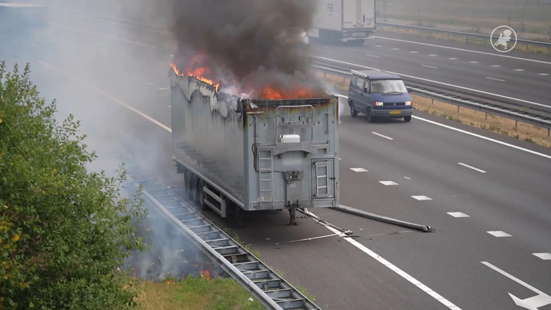 A2 nog uren dicht na brand in vrachtwagen met afval