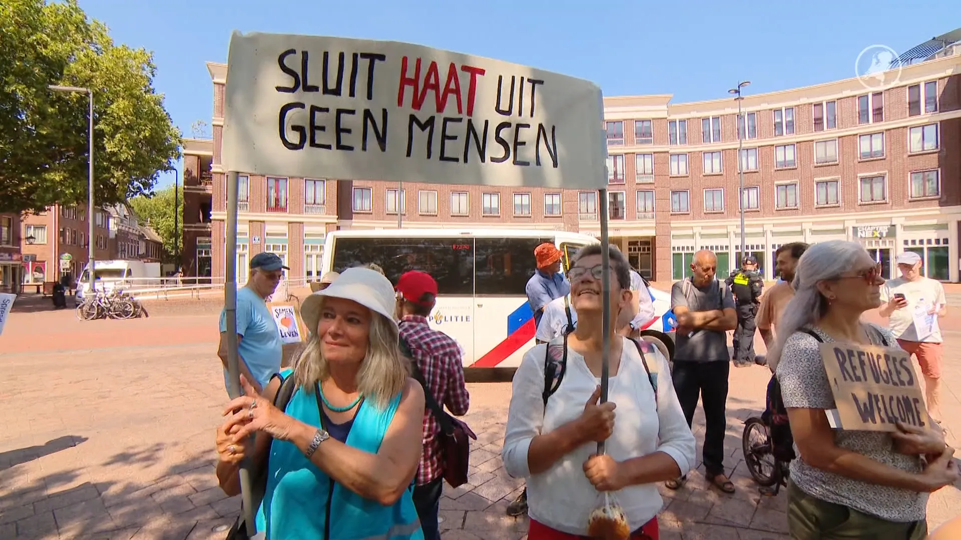 Voor en tegen azc: twee demonstraties tegenover elkaar in Schiedam