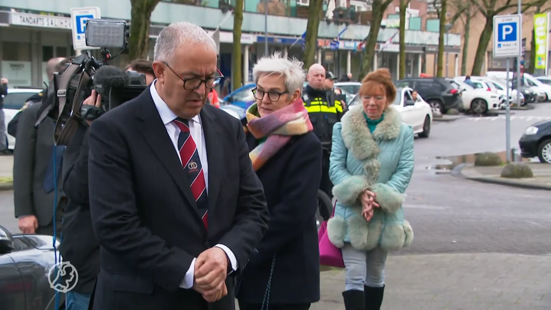 Burgemeester Aboutaleb bezoekt 'eindelijk' plaats van explosie: 'Hij had terug moeten komen'