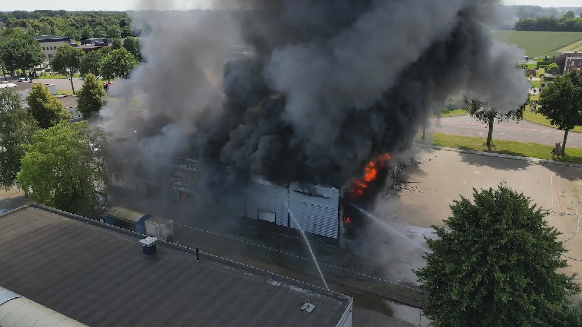 Grote uitslaande brand in bedrijfspand Klazienaveen
