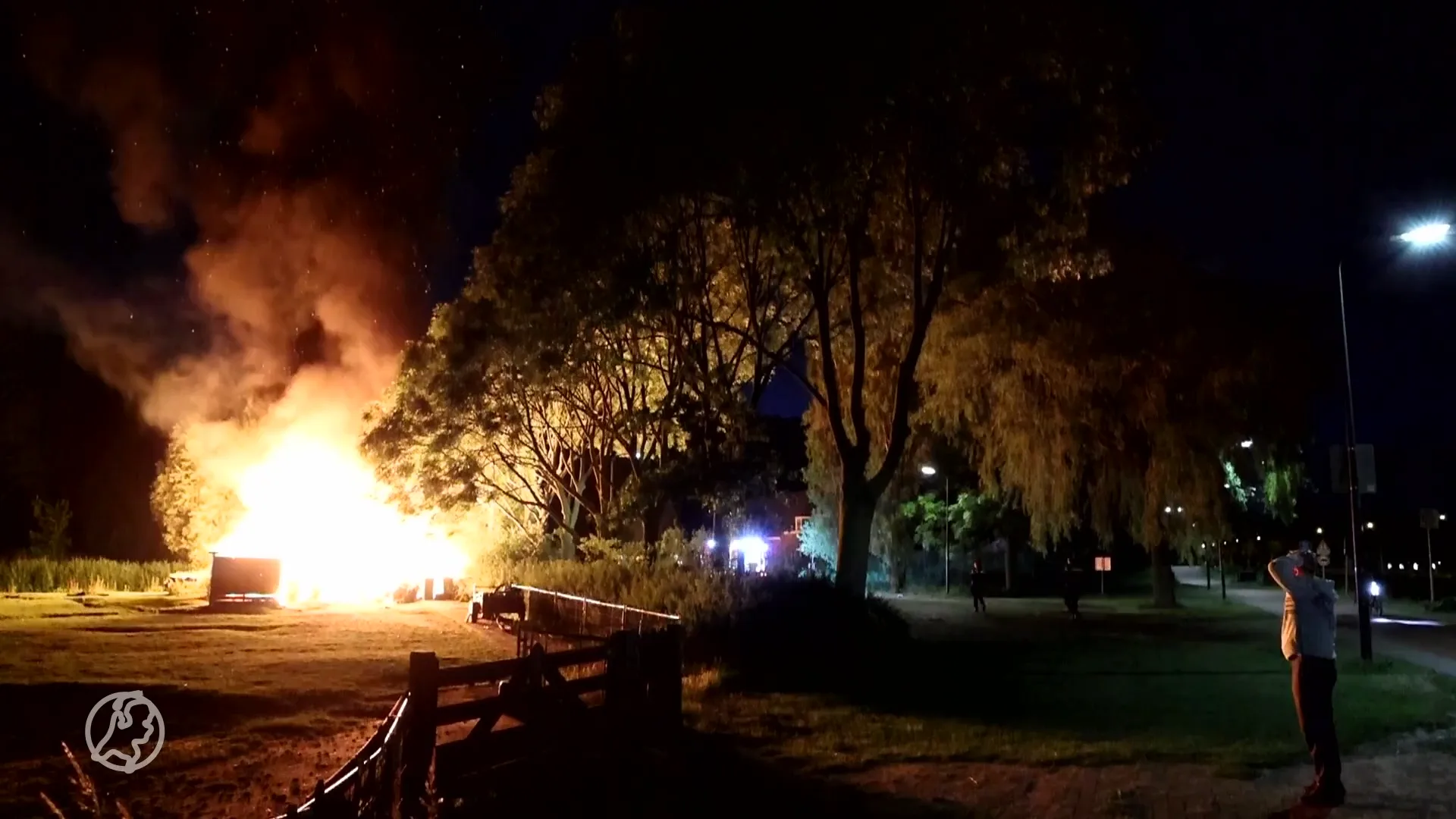 Grote brand in paardenschuur in Rijswijk, omstanders brengen dieren in veiligheid