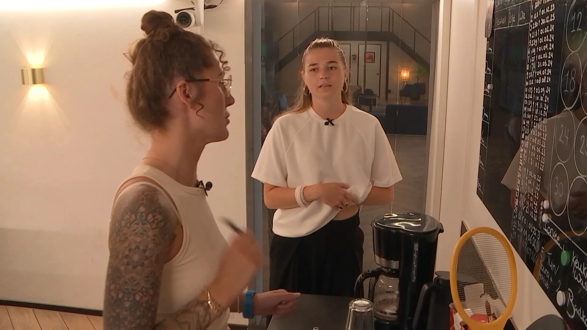 Het activiteitenbord zorgt voor discussie tussen Julia en Anouk