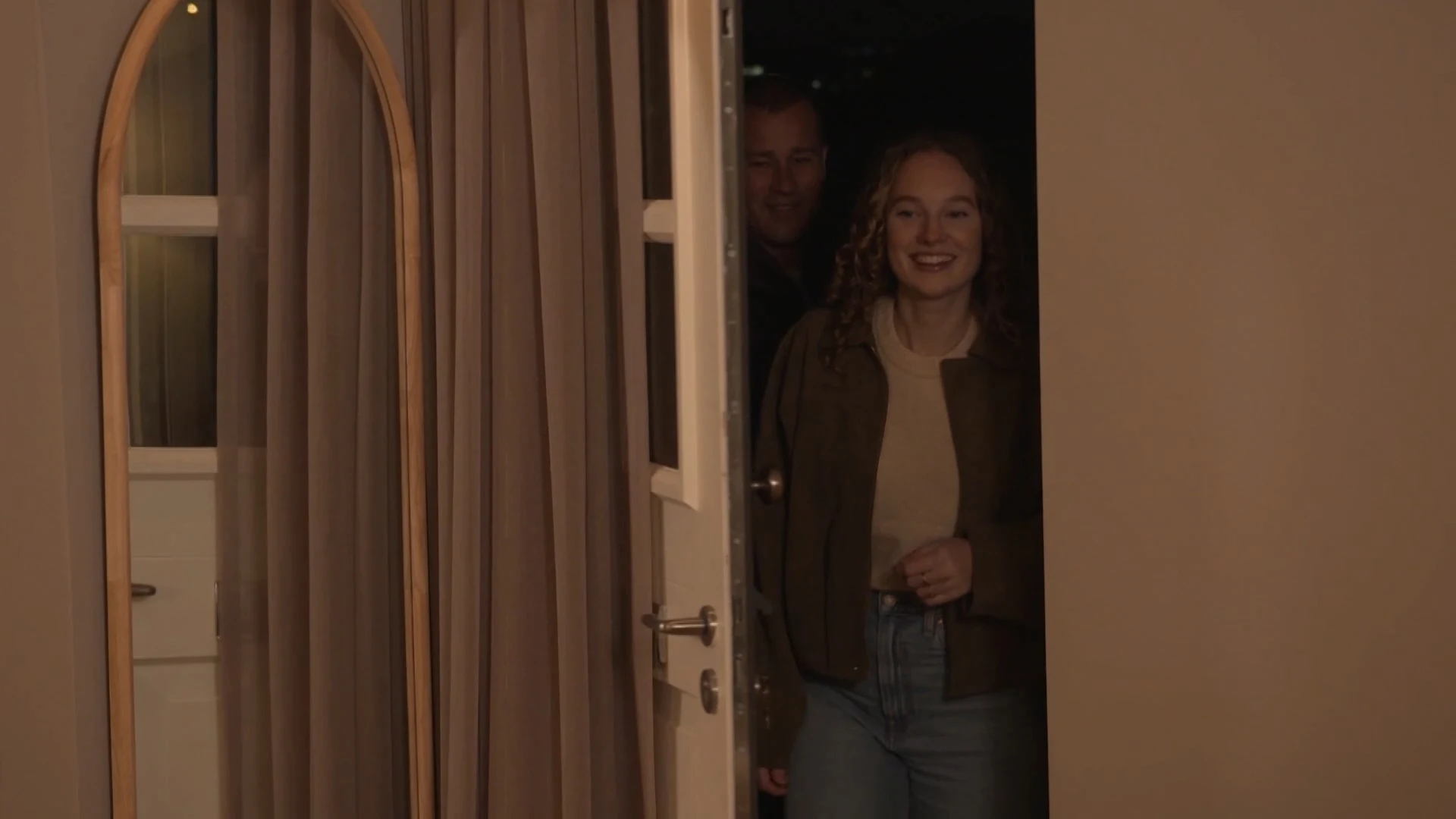 Harm en Mylène komen hun 'nieuwe' huis binnen