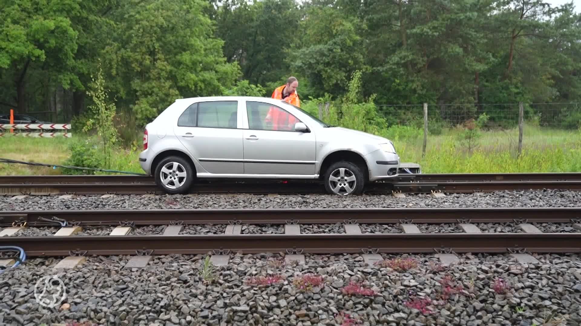 Bestuurder verliest controle en komt op spoor terecht in Weert