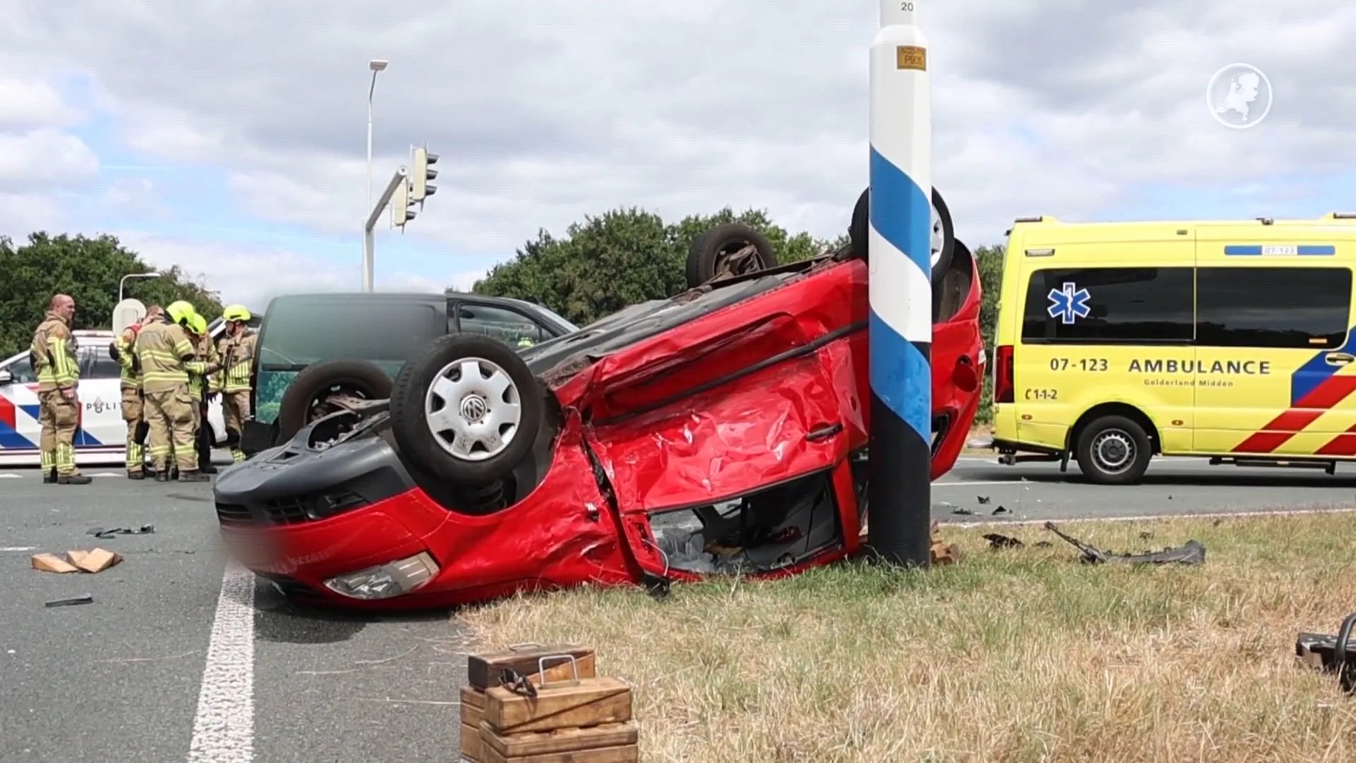 Auto belandt op zijn kop na ongeluk op N225 bij Renkum