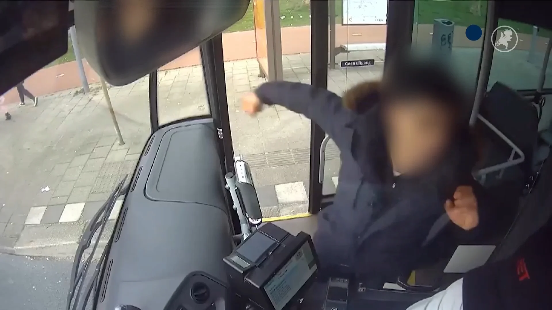 Camera legt vast hoe buschauffeur tot 2 keer toe mishandeld wordt
