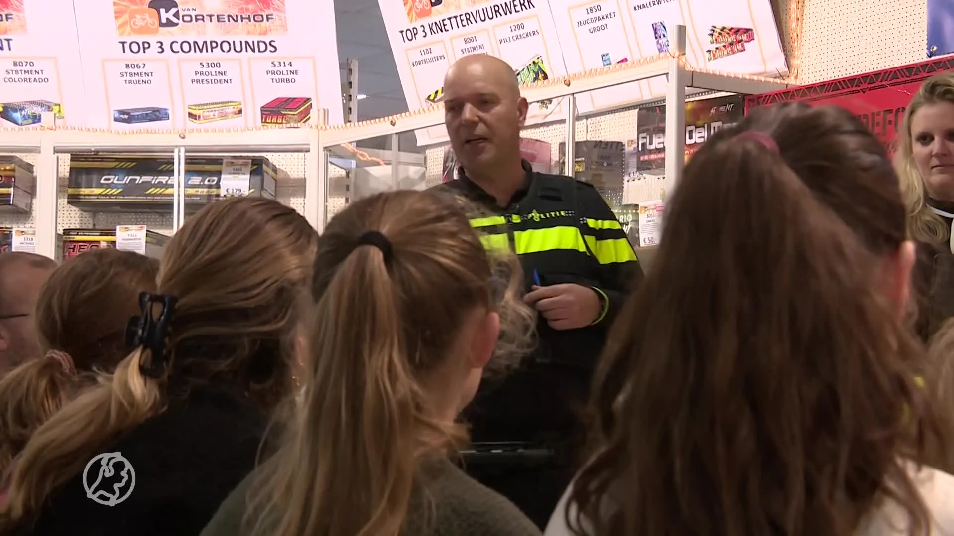 Wijkagent geeft vuurwerkles op basisschool in Maassluis