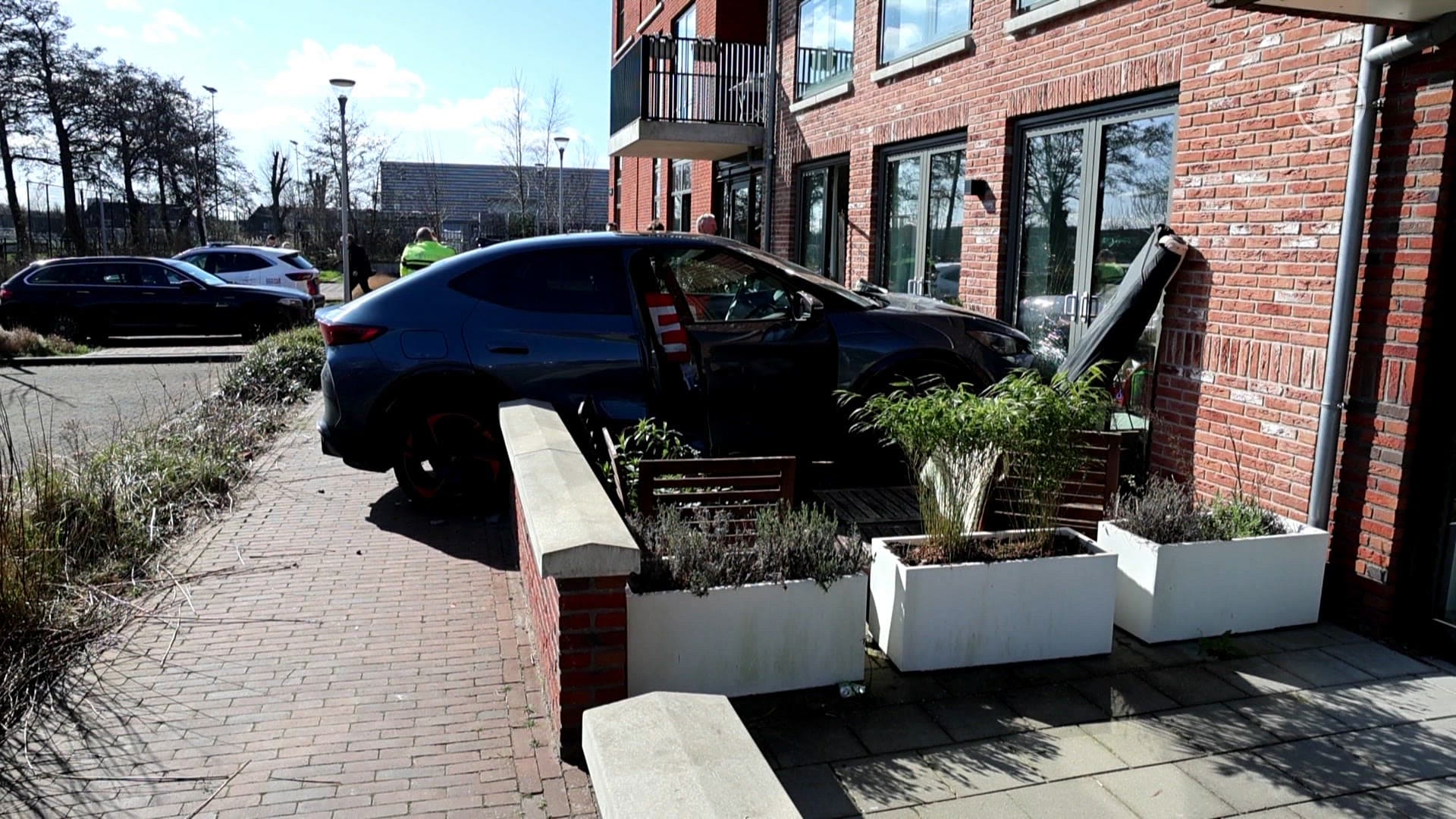 Automobilist rijdt dwars door muur van tuin en knalt tegen woning