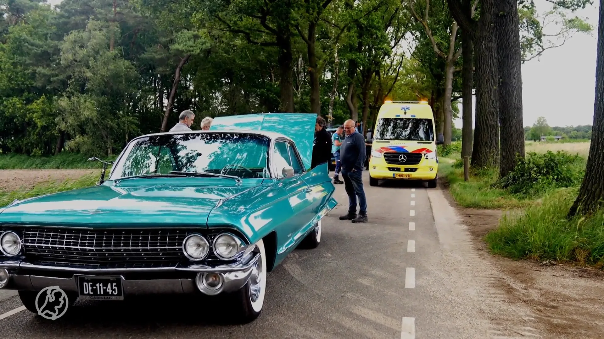 Fietser (89) overleden na botsing tegen oldtimer in Vlierden