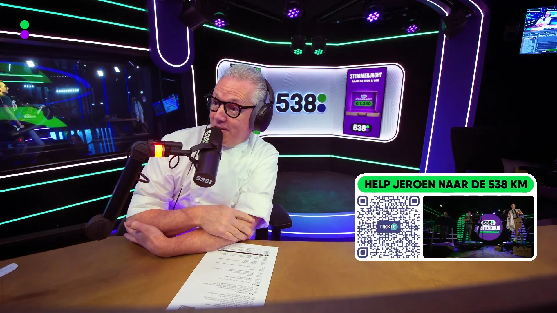 Rudolph van Veen maakt een power-smoothie voor sponsorloper Jeroen