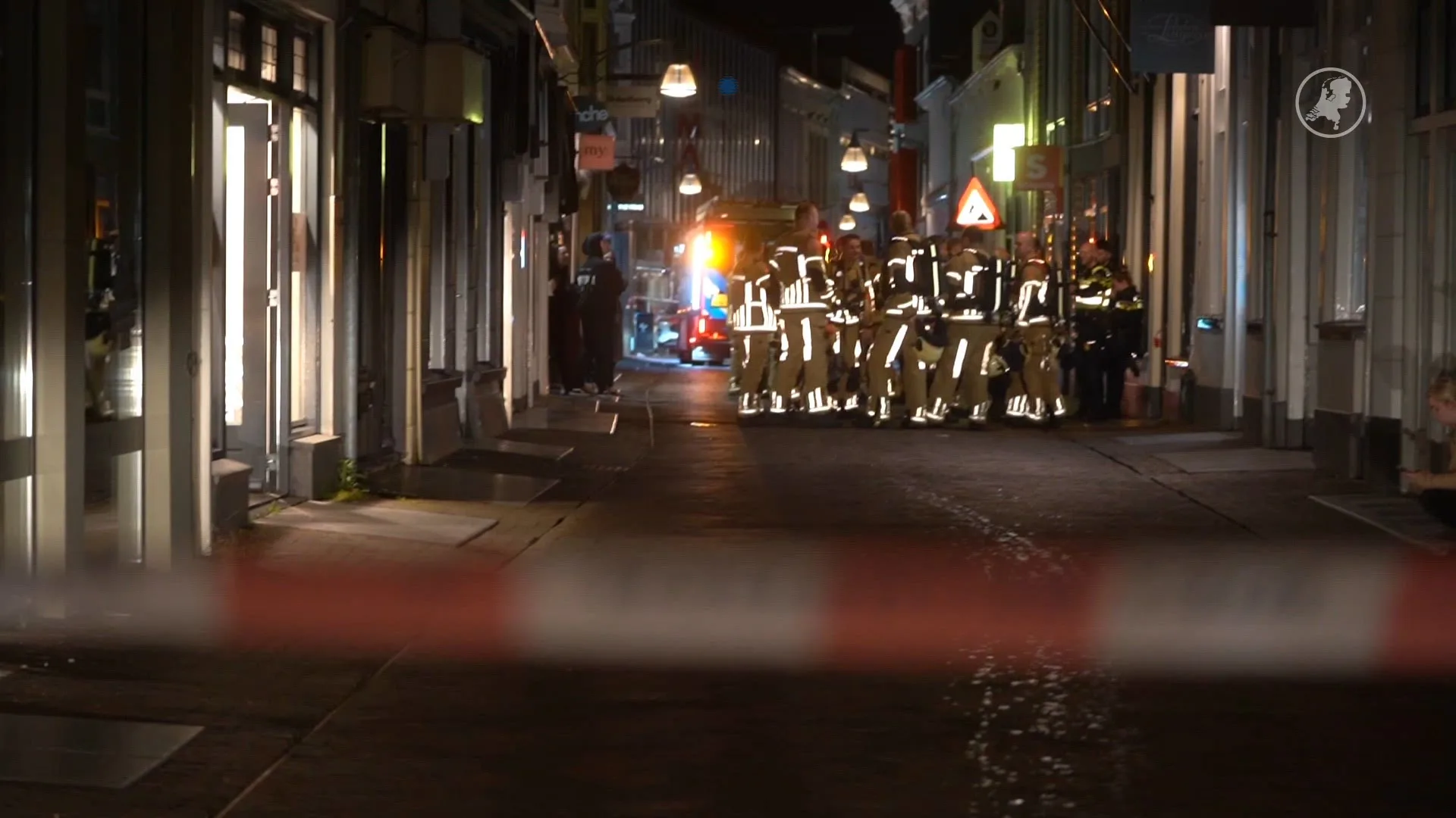 Rookfakkels naar binnen gegooid bij winkels Deventer