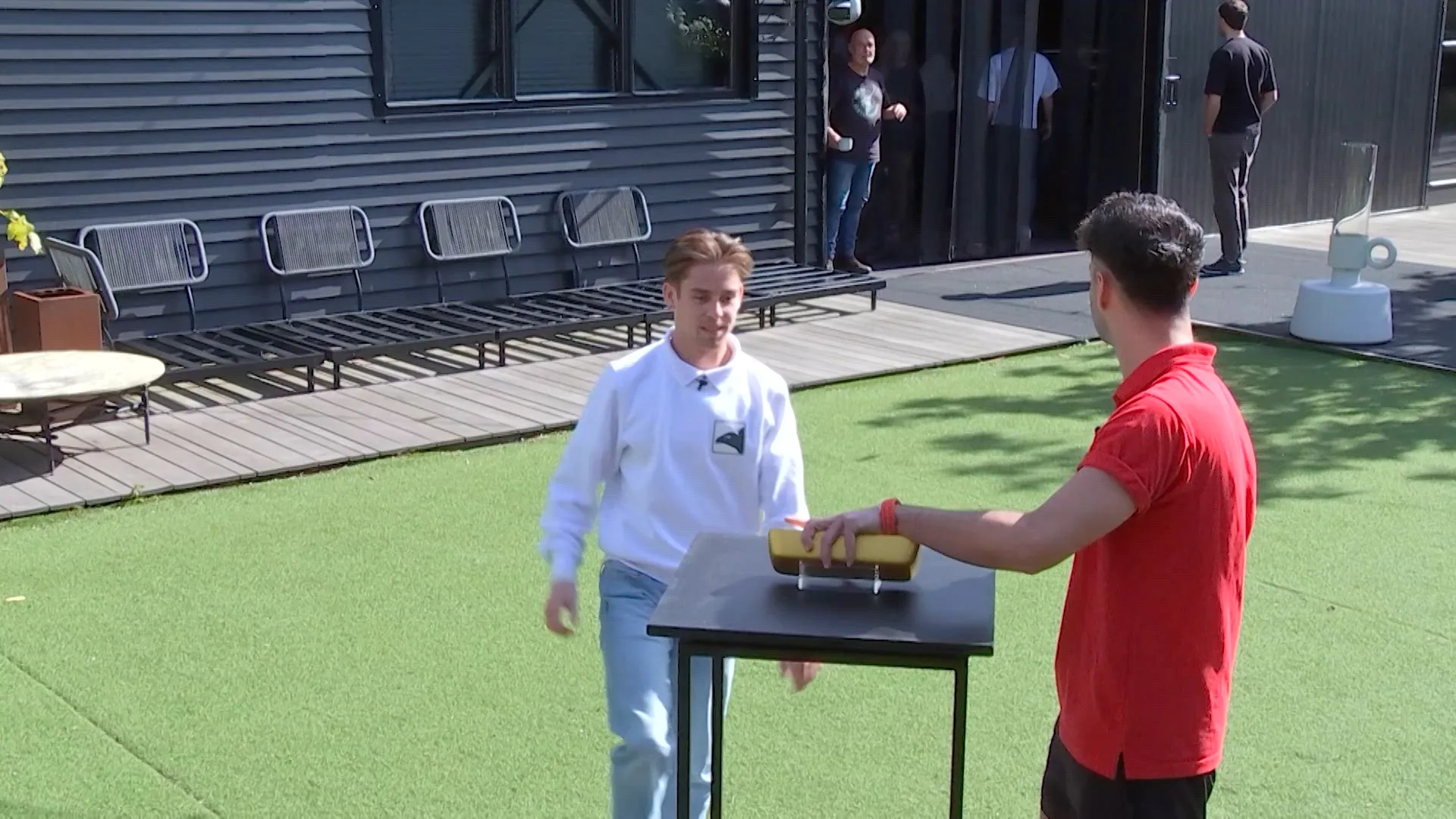 Salar doet een eerste poging om de staaf te pakken